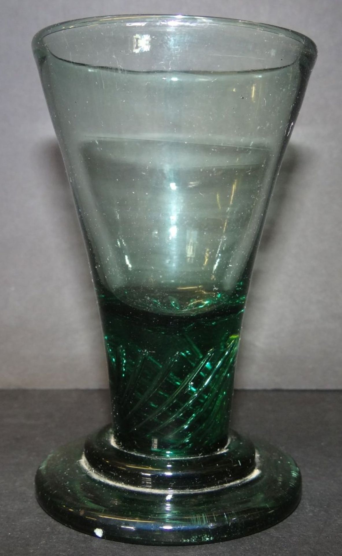 Kutscherglas, deutsch um 1820, grünlich mit Abriss, Stand mit stabförmigen Luftblasen, H-11 cm,