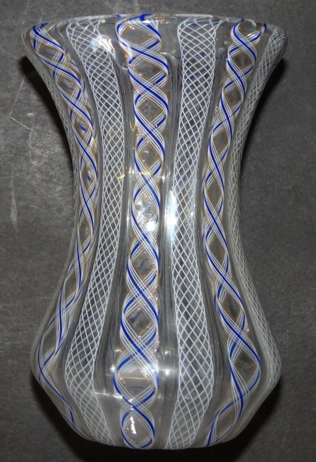 kl. Vase, Fadenglas mit Netzstuktur, blau/weiss, H-10,5 cm - Bild 3 aus 4