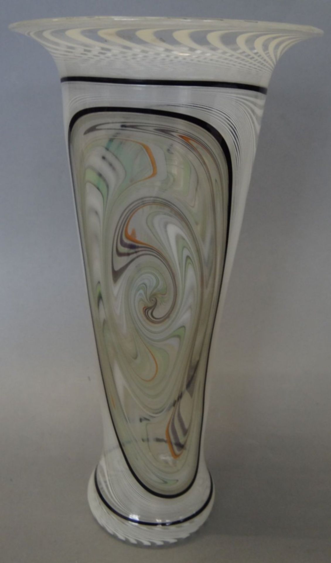 Kunstglasvase, dünnen leichtes Glas mit Spiralmuster, in Boden signiert, H-24 c