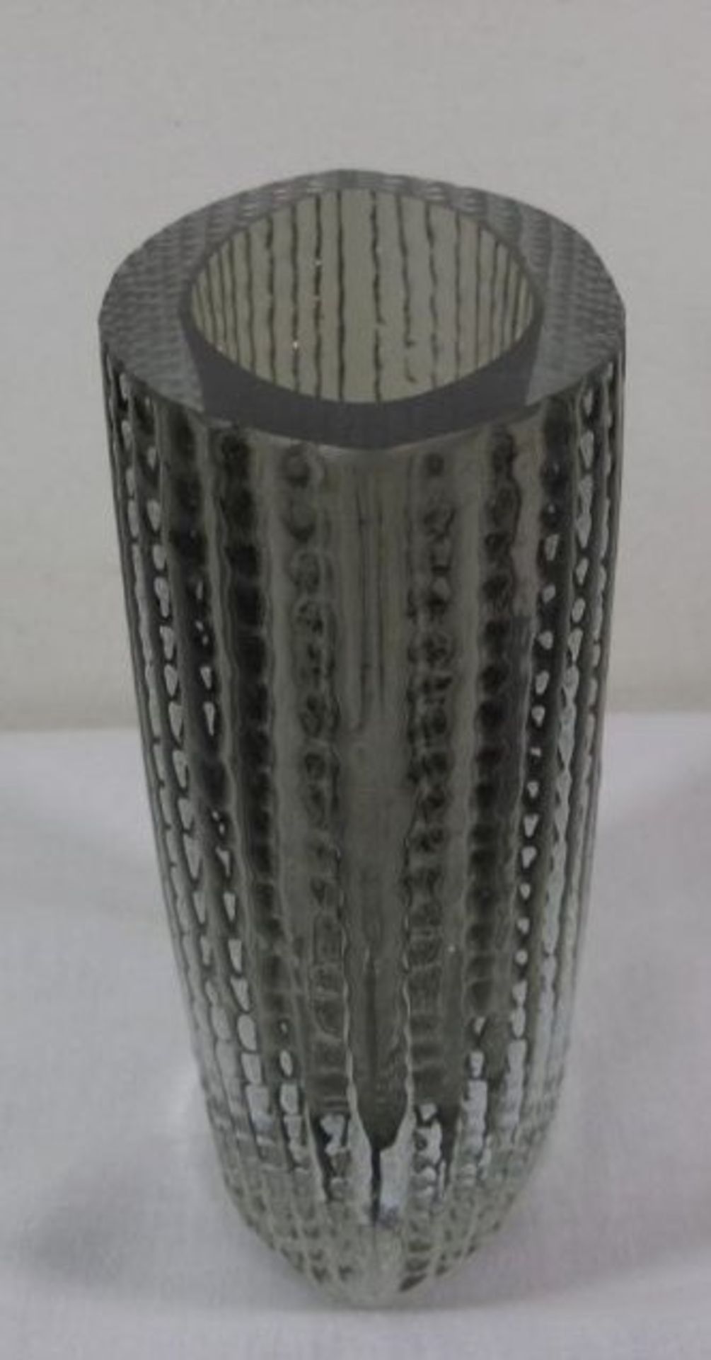 Studioglas-Vase, Ingridhütte, Euskirchen, ca. 1970, Entw. Kurt Wokan, Rauchglas, H-17cm. - Bild 2 aus 3