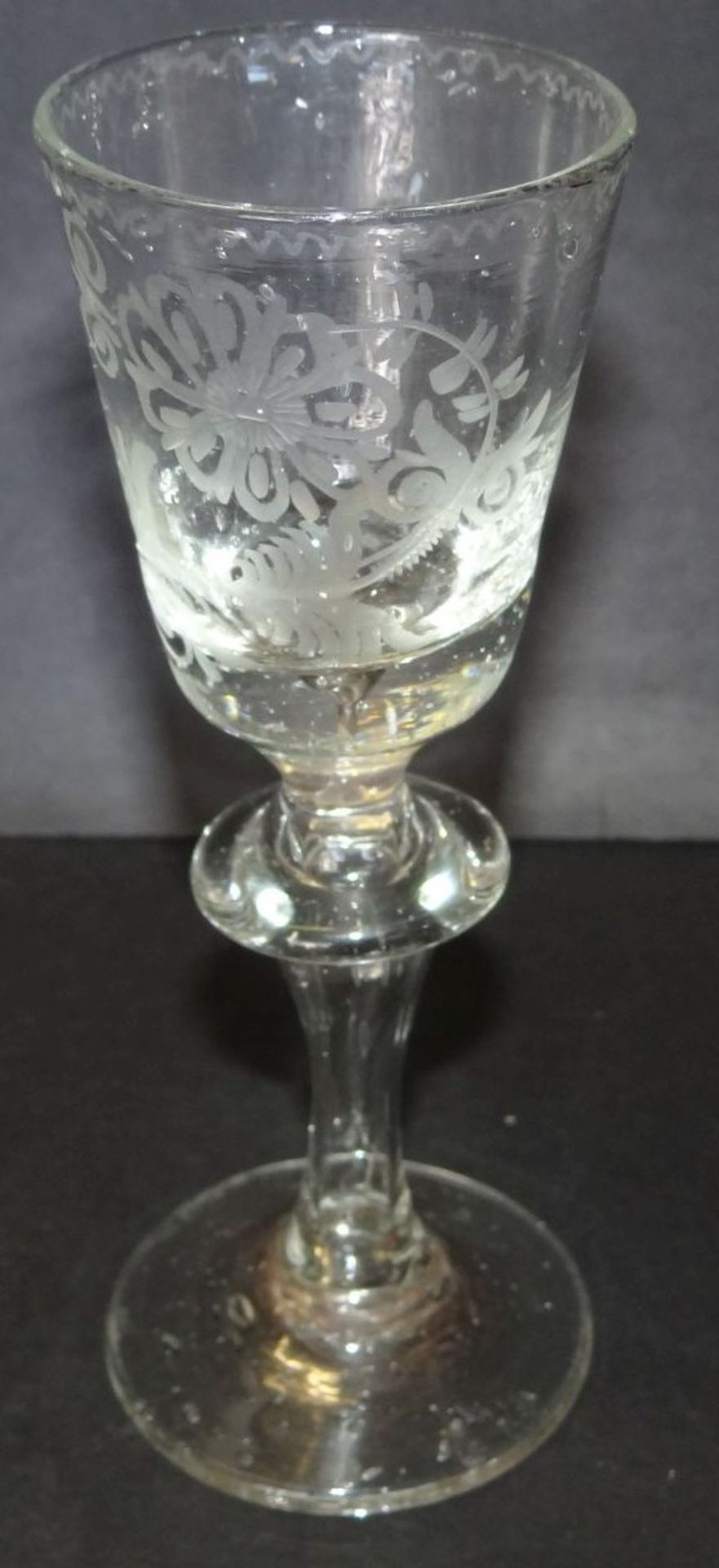 Barock-Glas mit floralen Schliff, mit Luftblasen, wohl Lauenstein um 1760, H-15,5 cm, gut erhalten - Bild 5 aus 8