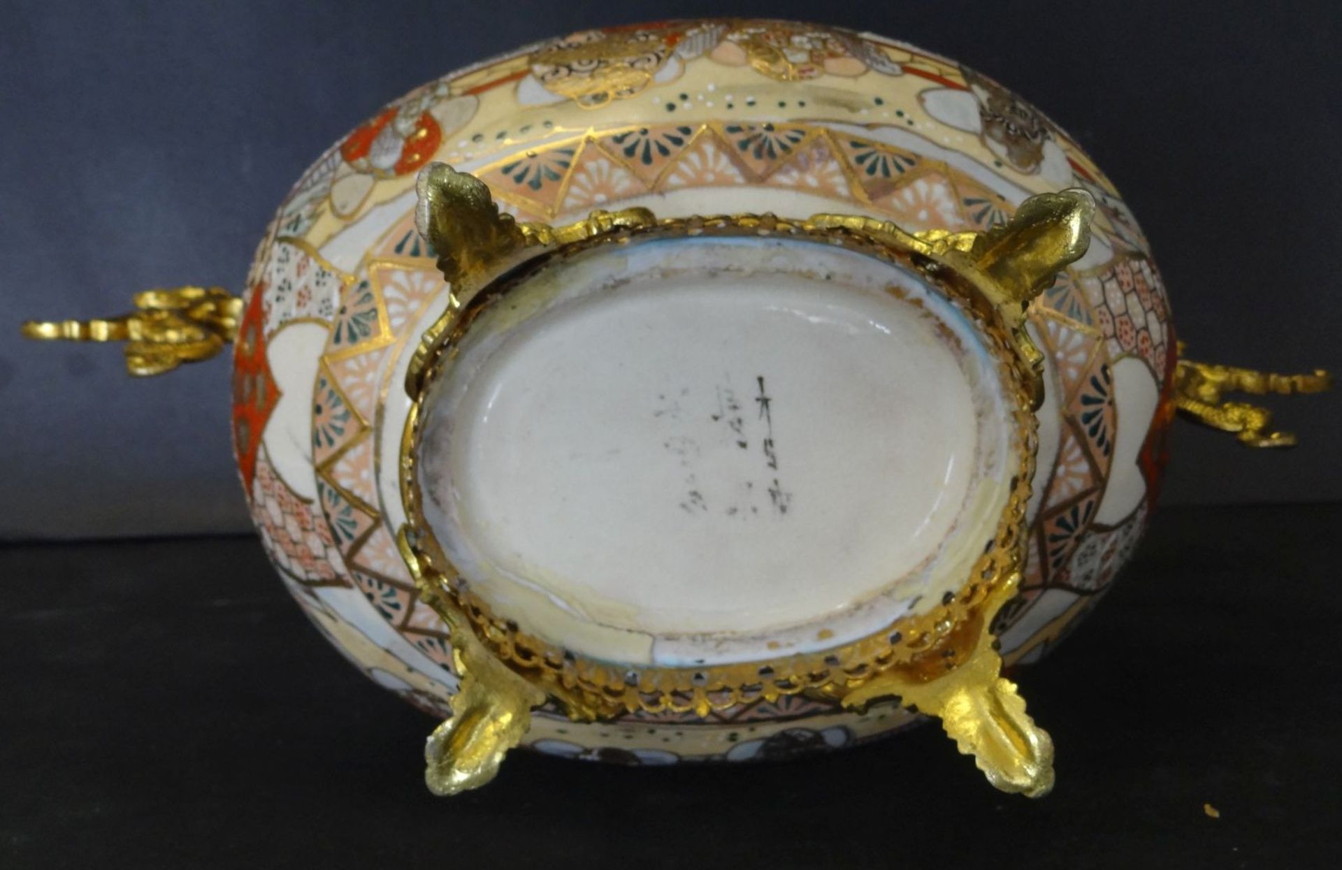 ovale Imari-Schale mit vergoldeter Montur, chines. gemarkt, H-21 cm, 20x16 cm - Bild 6 aus 7