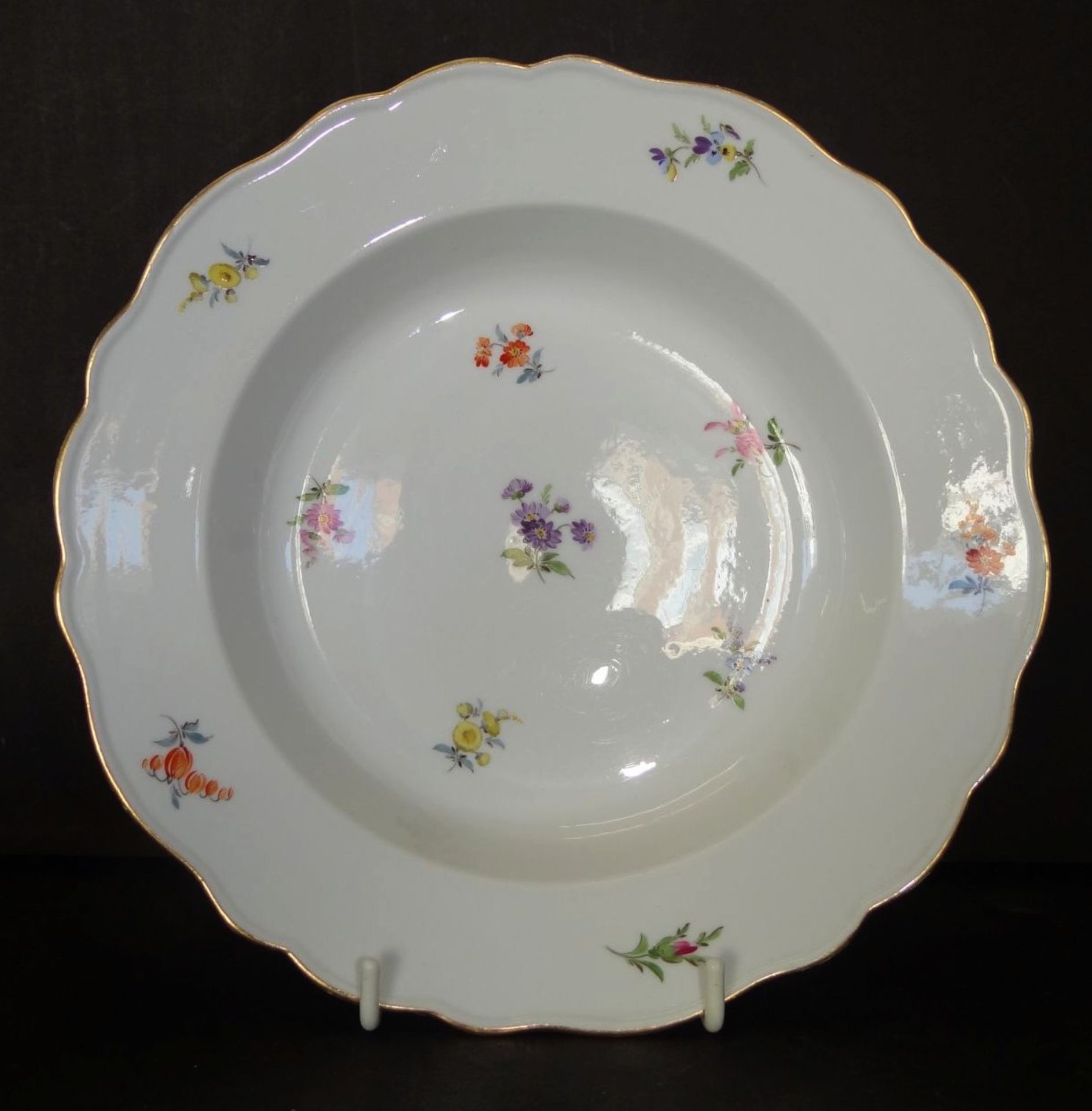 6 tiefe Teller "Meissen" Streublume, 1.Wahl, D-23 cm, Knaufschwerter, 19.Jhd. - Bild 2 aus 5