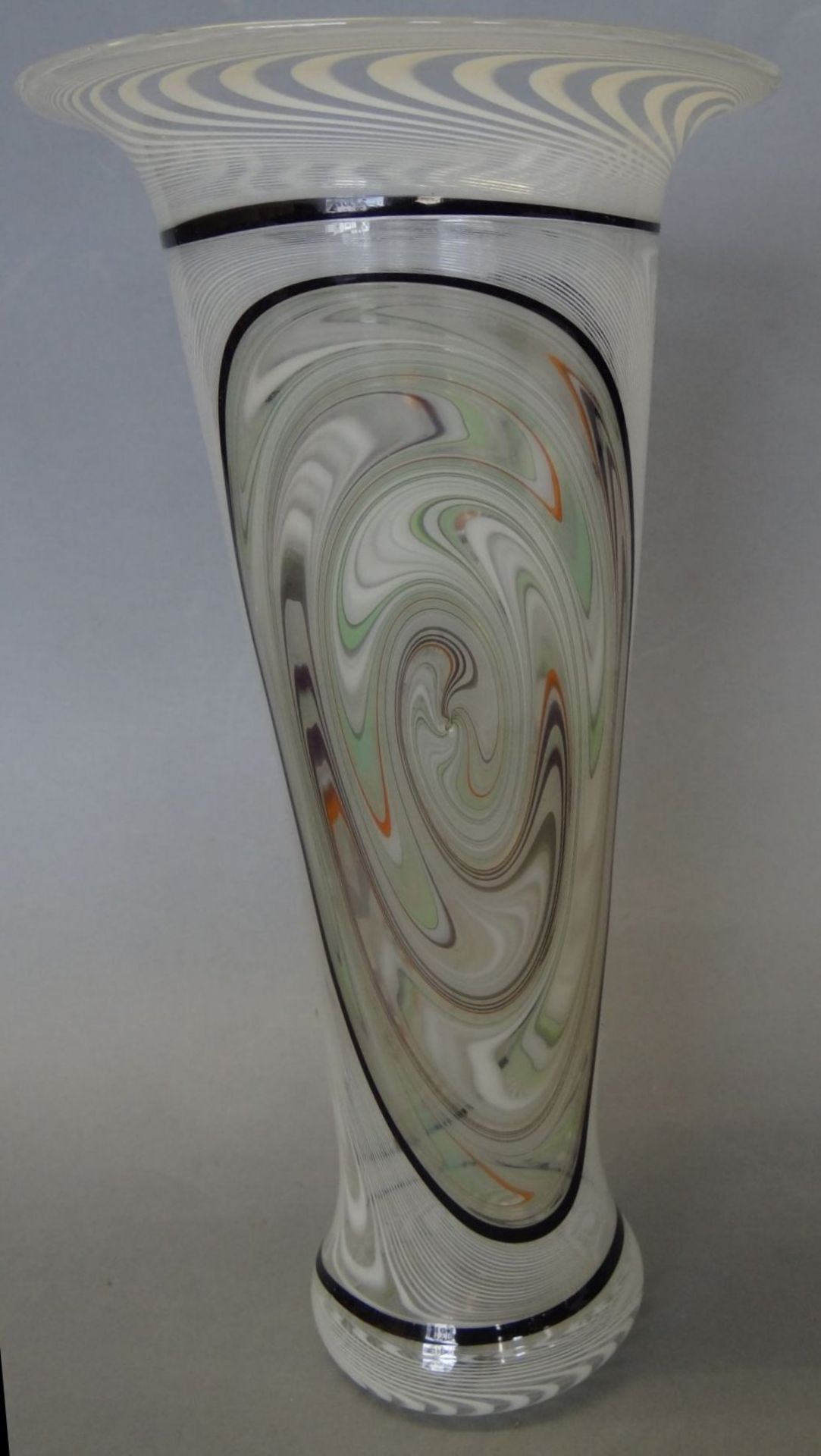 Kunstglasvase, dünnen leichtes Glas mit Spiralmuster, in Boden signiert, H-24 c - Bild 3 aus 5