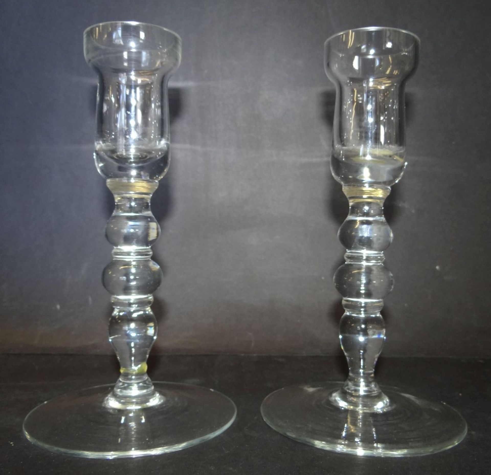 Paar hohe Glas-Kerzenhalter, H-18 cm