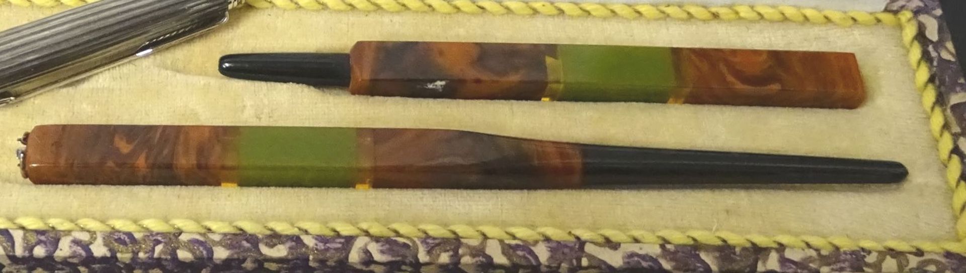 Feder-und Bleistifthalter in Schachtel, Alters-u. Gebrauchsspuren, L-14 cm und 10,5 cm,