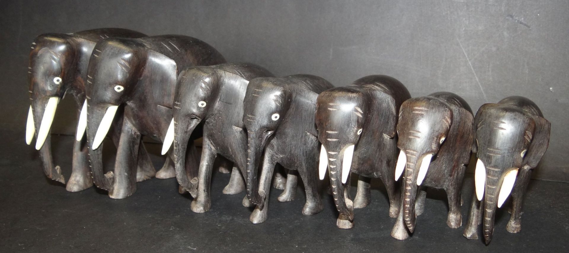 7x afrikan. Elefanten aus Holz, H-ca. 7 bis 11 cm, Stosszähne fehle