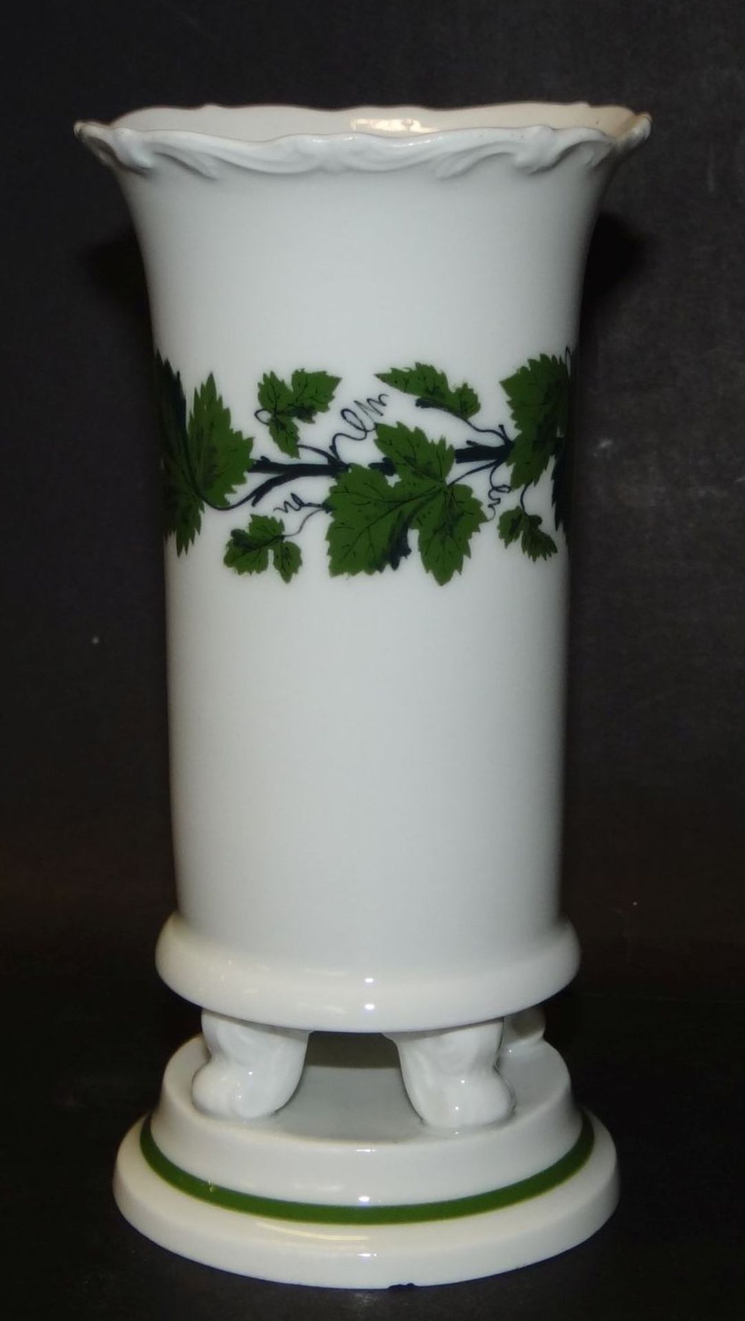 kl. Vase "Meissen" Schwertermarke, Weinlaub, H-14 cm, Stand mehrfach mit Abplatzern