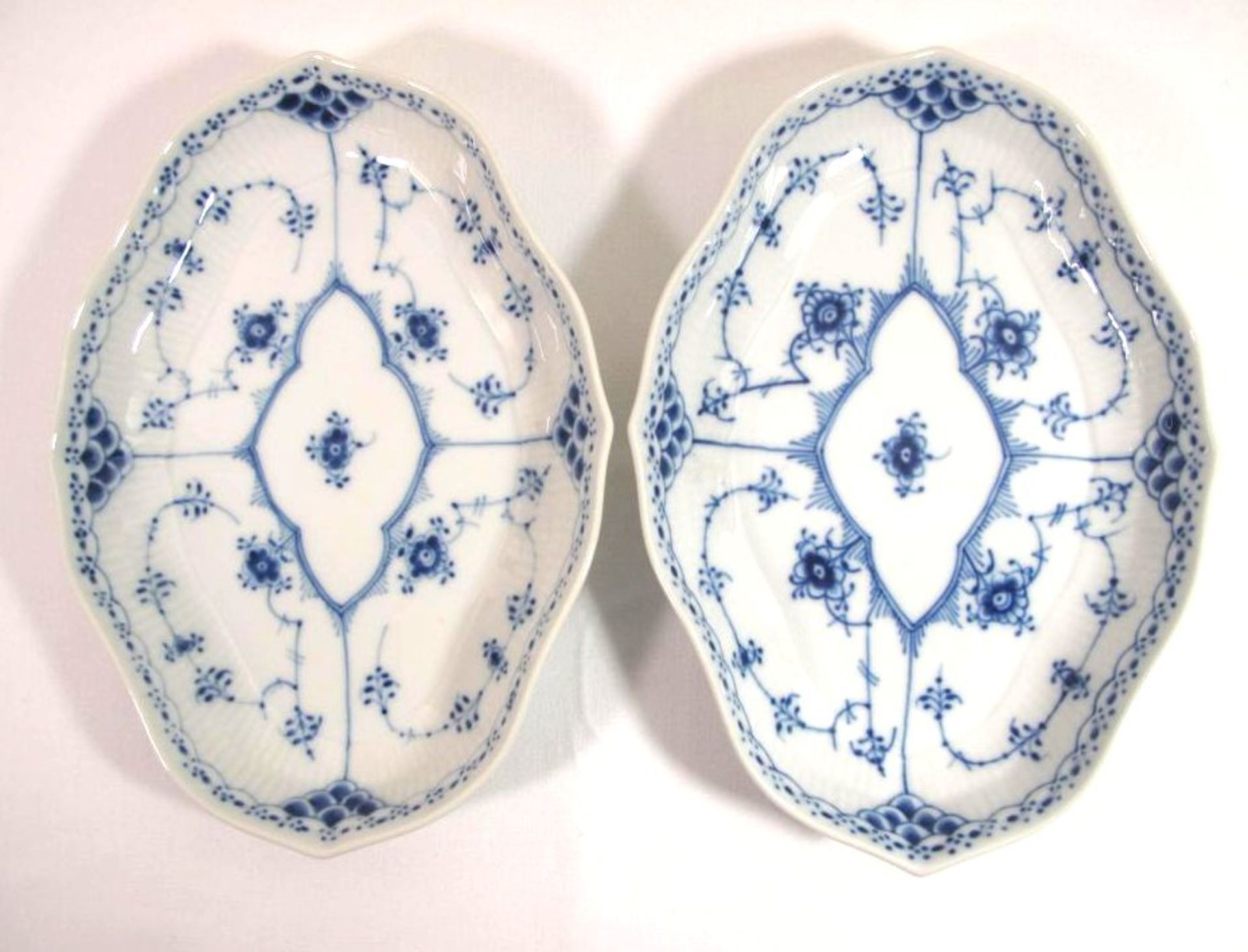 Paar ovale Schalen, Royal Copenhagen, Musselmalet, 22 x 16cm.