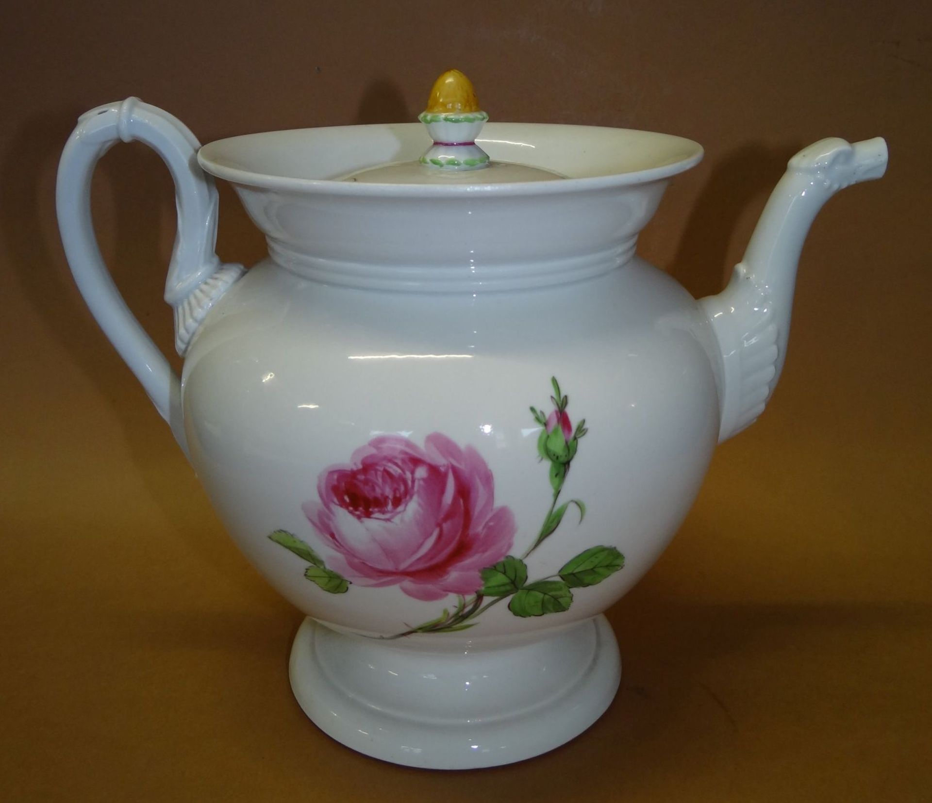 gr. Teekanne "Meissen" Rote Rose, Knaufschwerter, H-18 cm