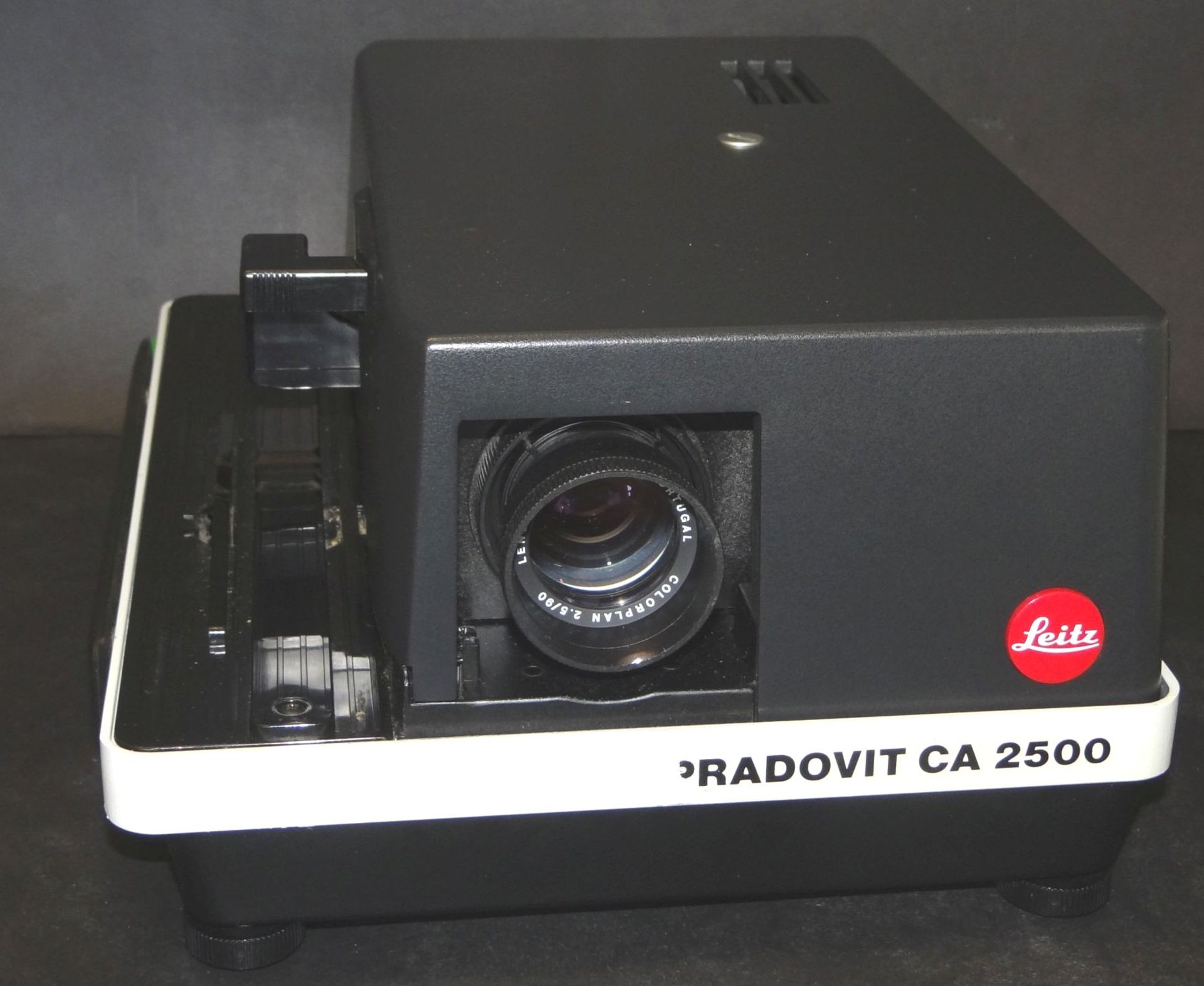 Leica Leitz Pradovit CA 2500 Diaprojektor mit Colorplan 2,5/90 in Koffer, ohne Kabel und Kabel-