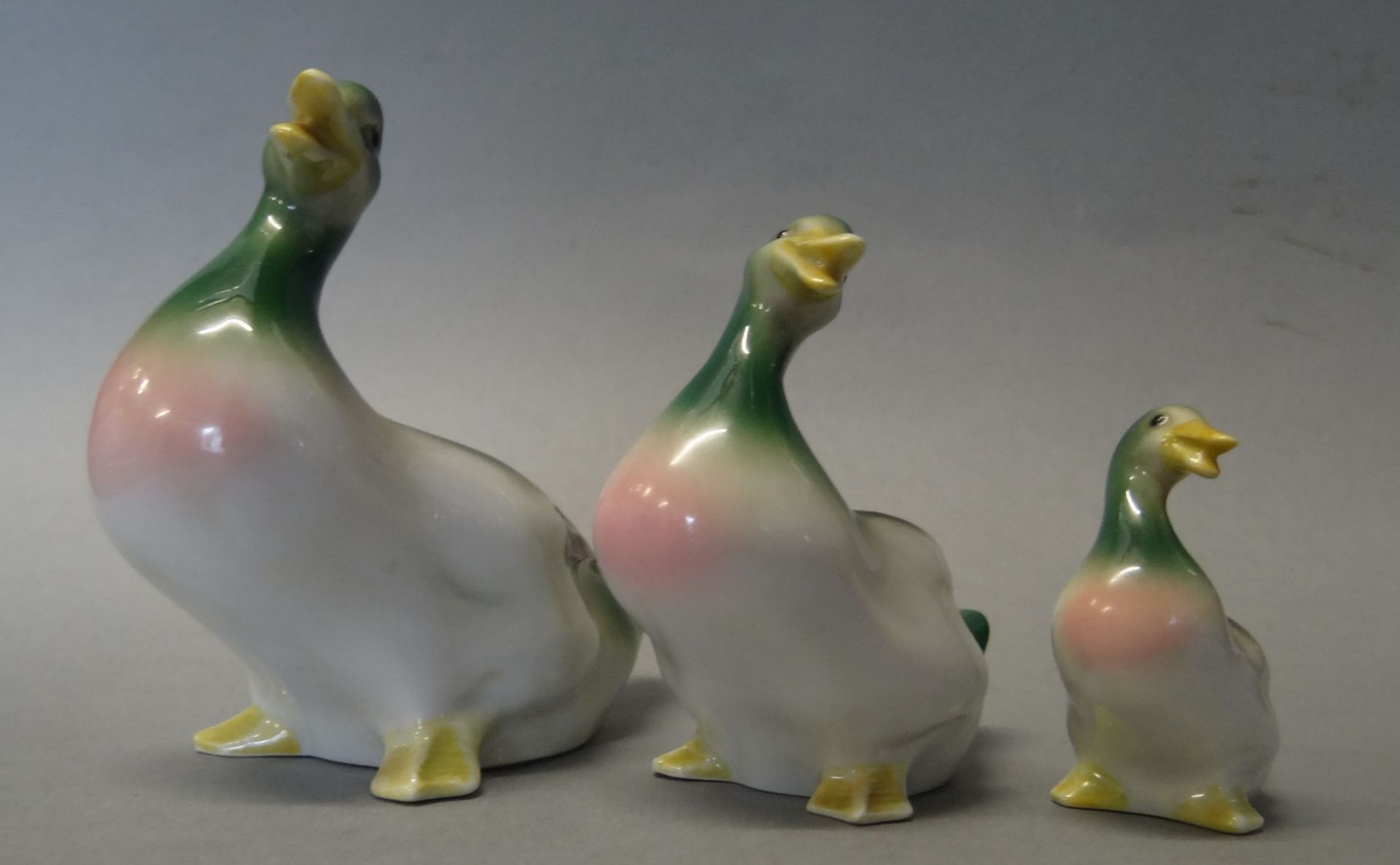 3x div. Enten, Sitzendorf, bemalt, H-von 5 bis 10 cm