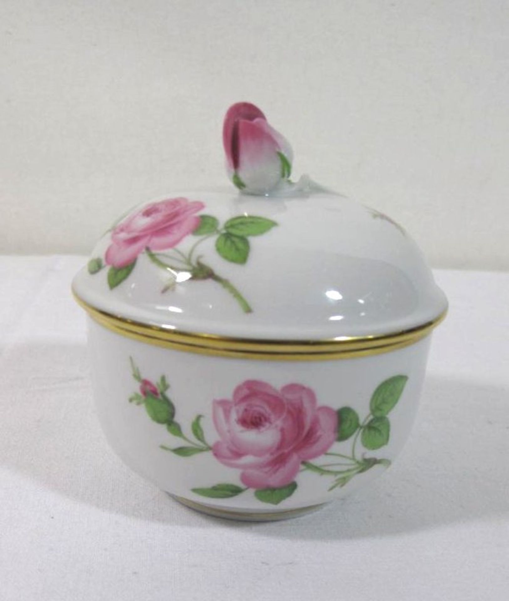 Deckeldose, Meissen, Schwertermarke, 1. Wahl, Rosenbemalung, H-9cm D-9cm.