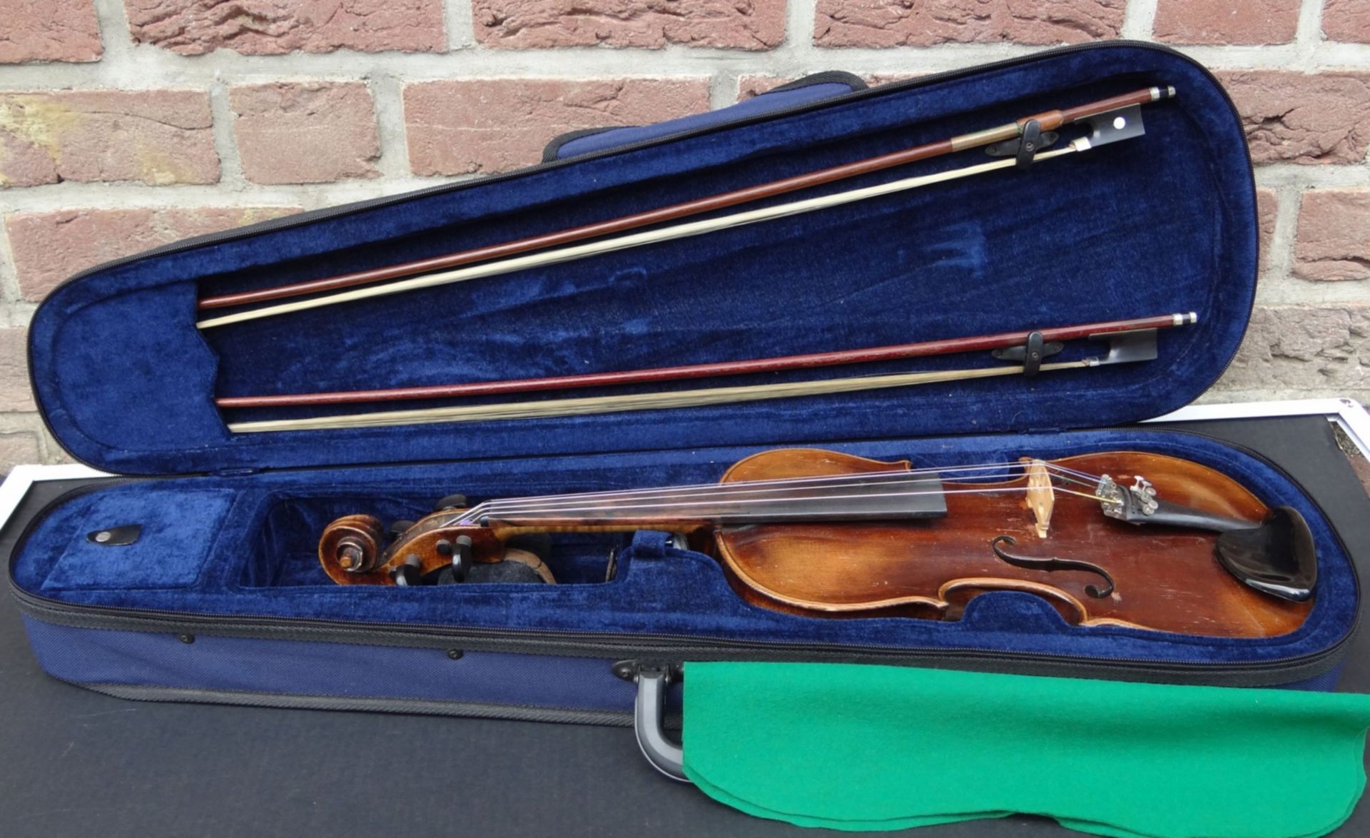 Geige in Tasche mit 2 Bögen, wohl Anfang 19.Jhd, L-60 cm, Korpus 35,5 cm, B-16,5 bis 20 cm