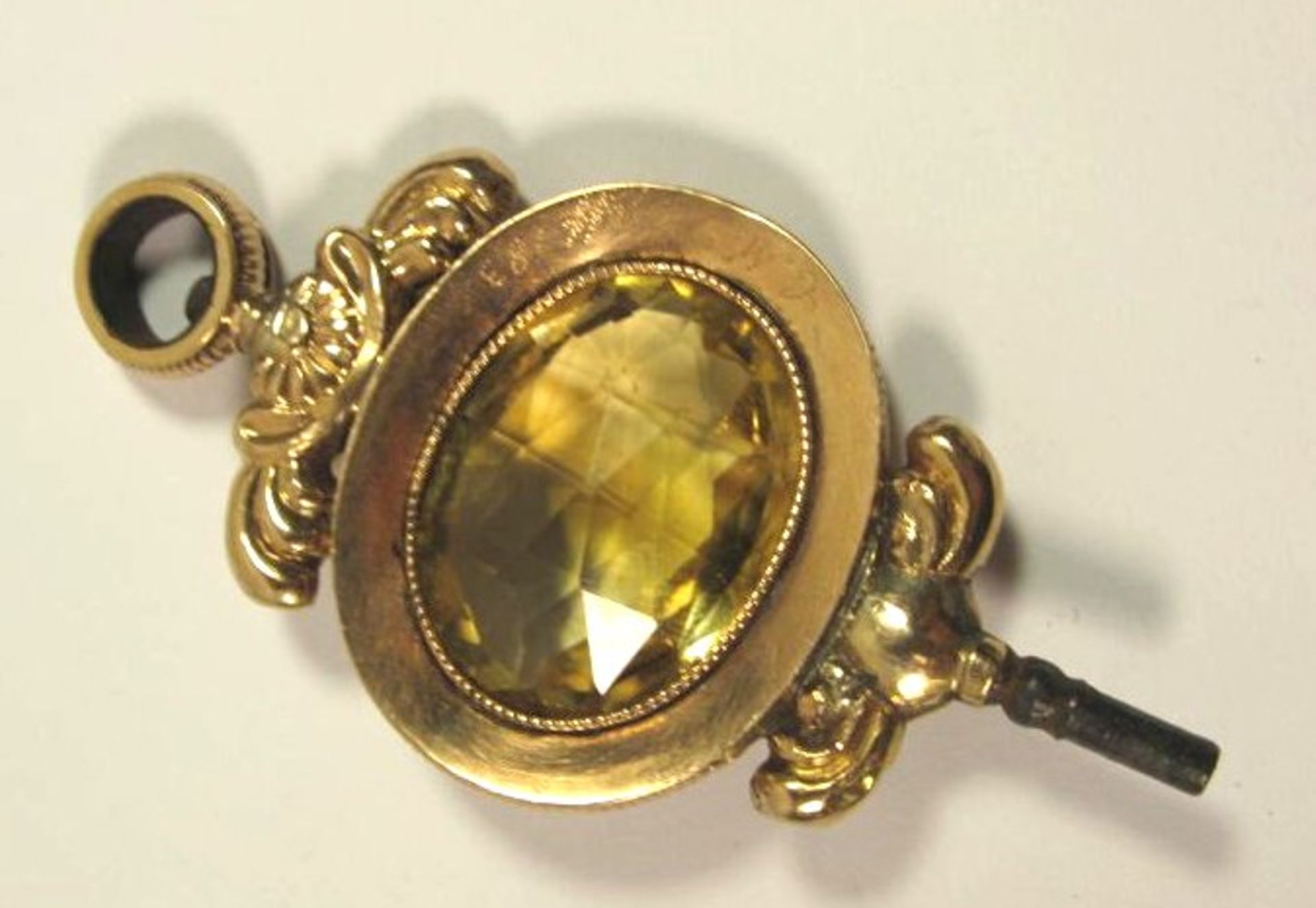 antiker Prunk- Uhrenschlüssel besetzt mit facc. gelbem Stein, Gold/Metal, leichte Alters-u.