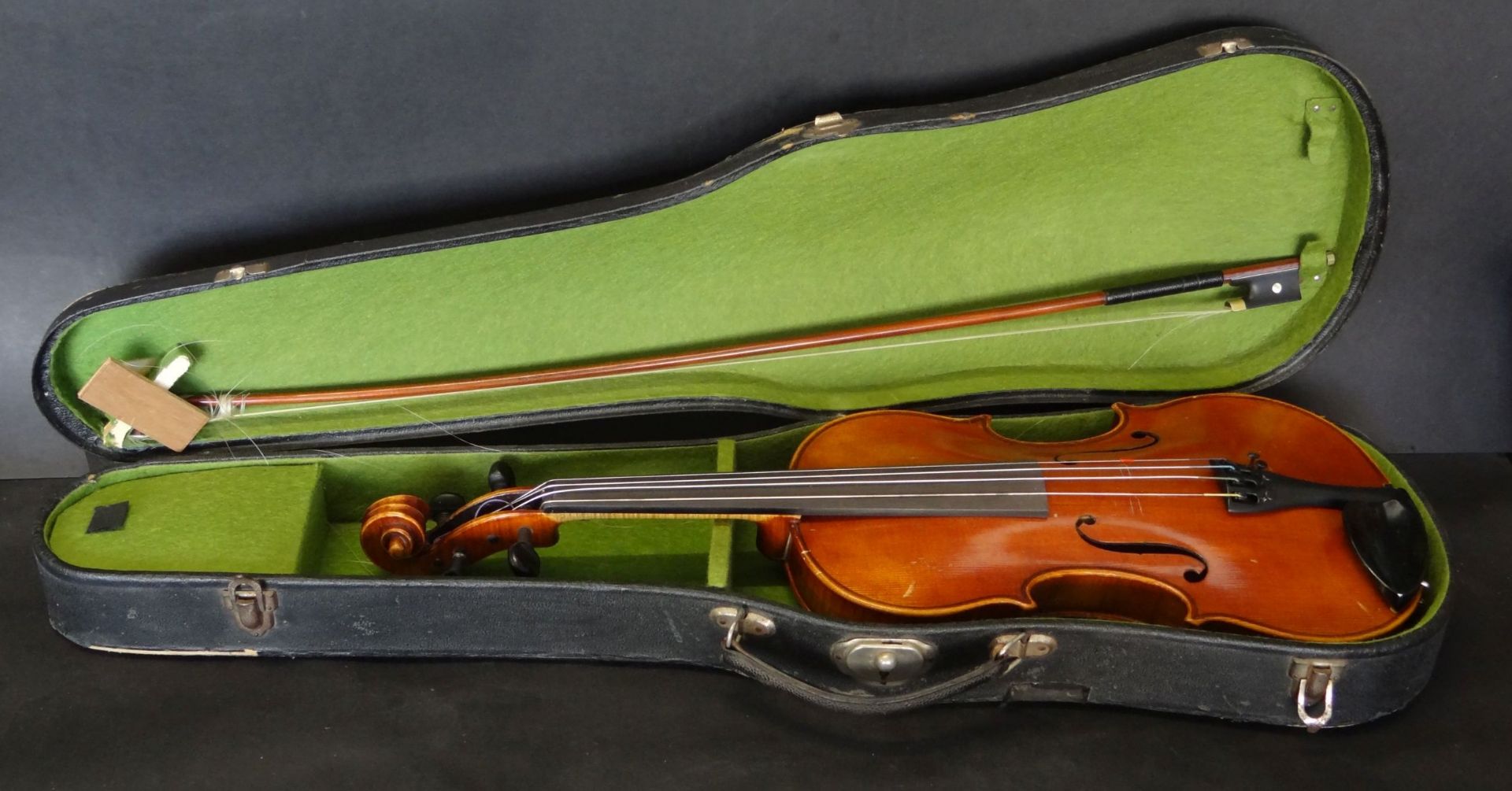 alte Geige mit Bogen in Koffer, wohl 19.Jhd., am Steg angebrochen, anonsten gut erhalten, L-60 cm