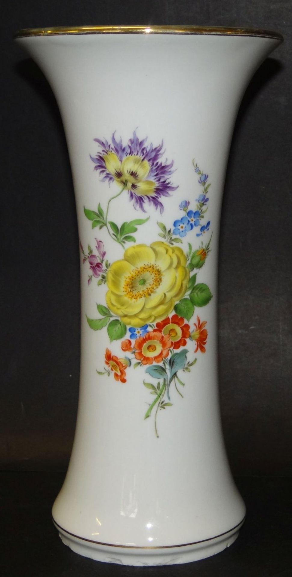 Vase mit Blumenmalerei "Meissen" Schwertermarke, H-24 cm, Standring mehrere Abplatzer