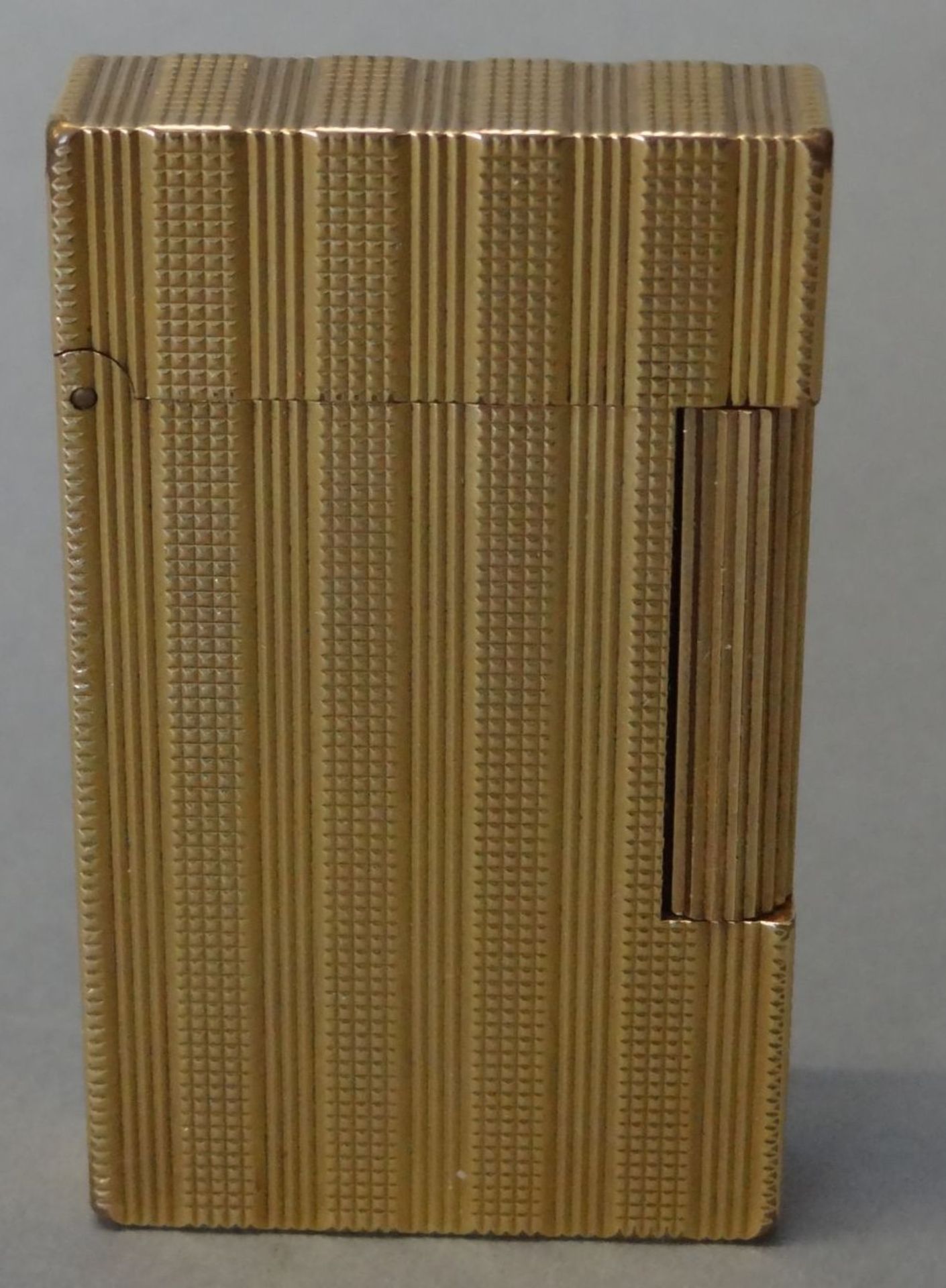 gr. Dupont Feuerzeug, vergoldet, funktionstüchtig, Gebrauchsspuren H-6 cm, B-3,5 cm, mit Gravur "