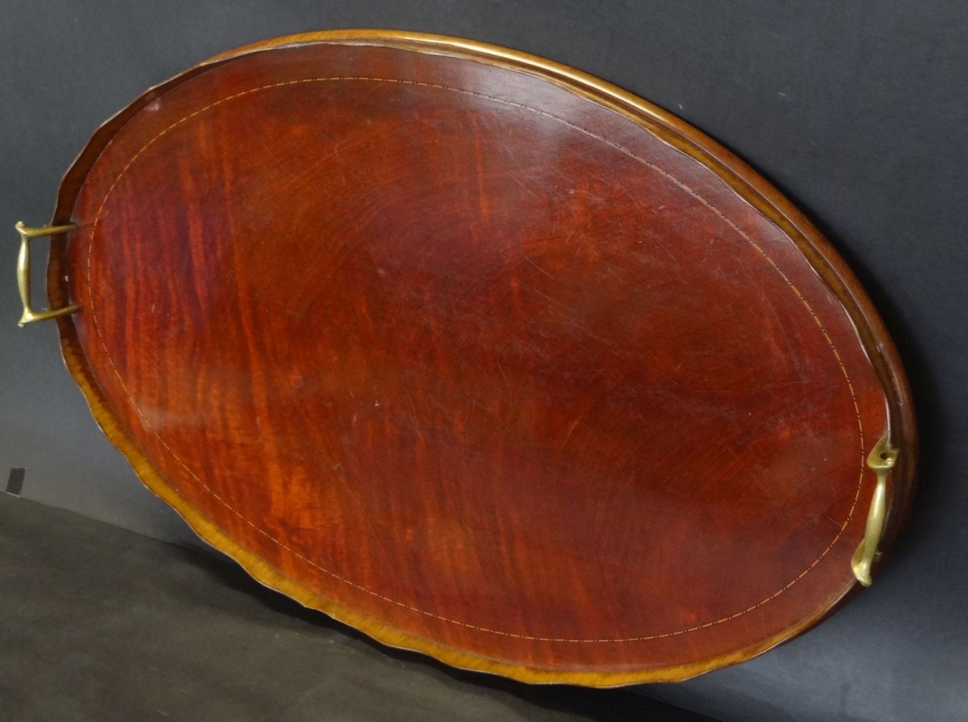 grosses ovales Holz-Galerietablett mit Messinggriffen, guter Zustand, 67x43 cm