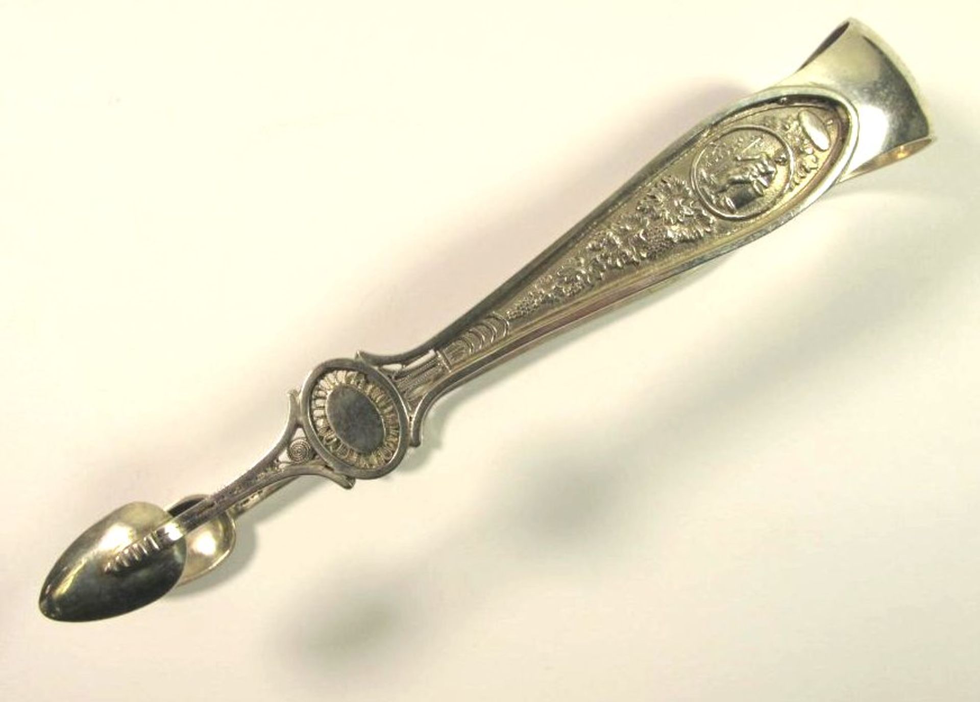 schöne Zuckerzange, Silber, Namensgravur und Datierung von 1826, 50,1g, L-16,5cm.