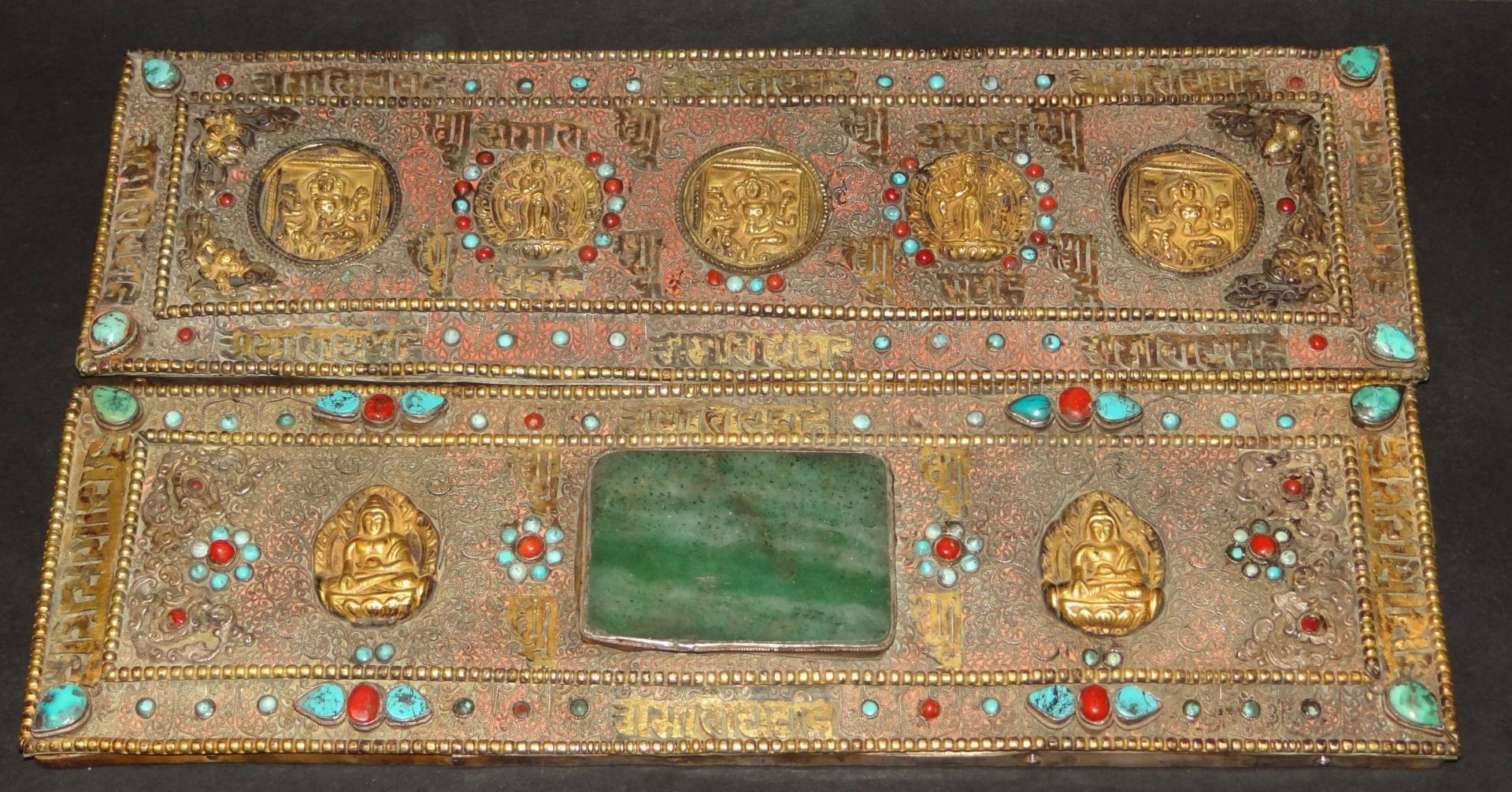 tibet. Gebetsbuch? mit massiven, edelsteingeschmückten Deckeln, 10 beidseitig handgeschriebene