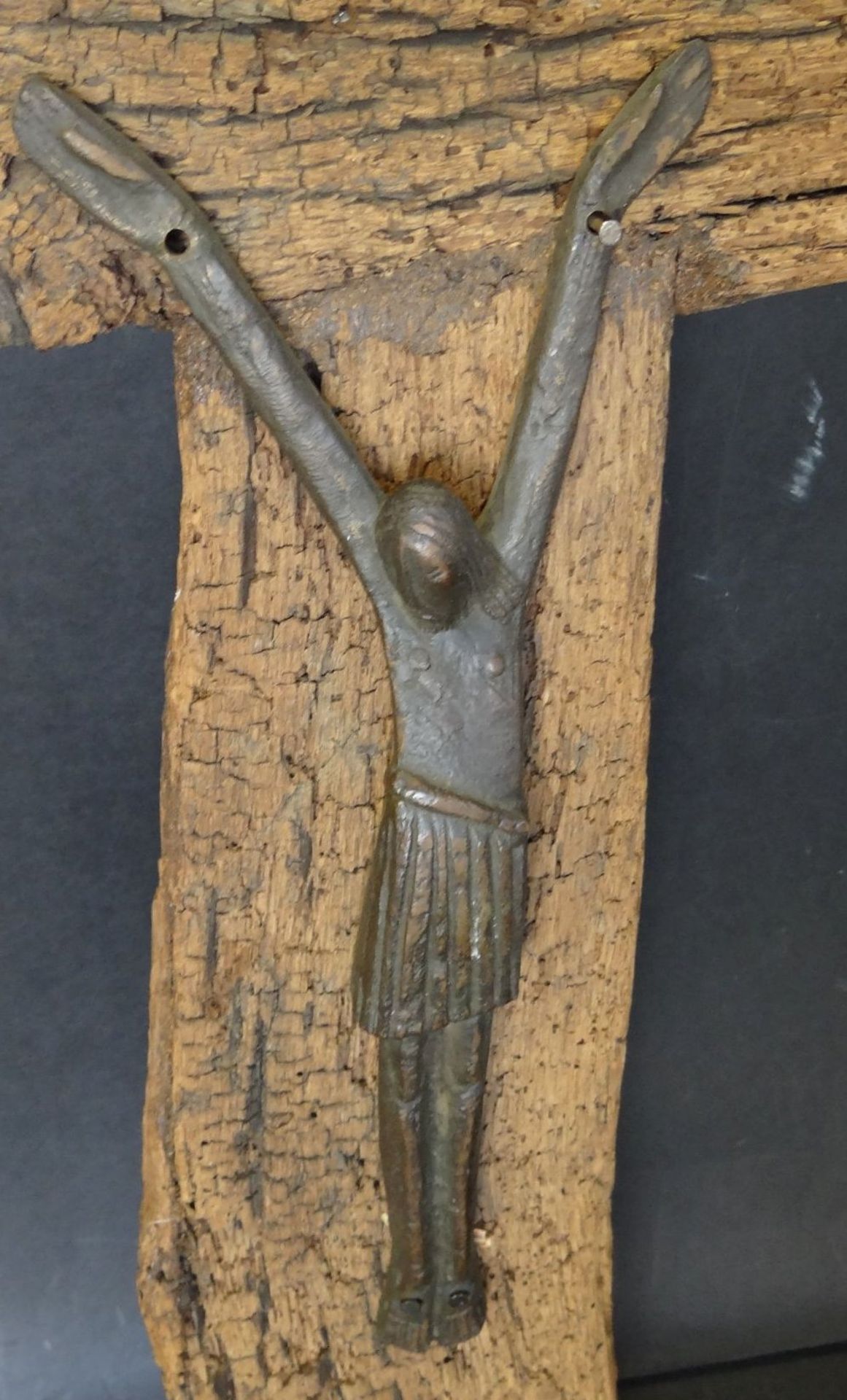 modernes Kruzifix mit Bronze-Jesus auf alten Holz, 46x38 cm - Bild 2 aus 3