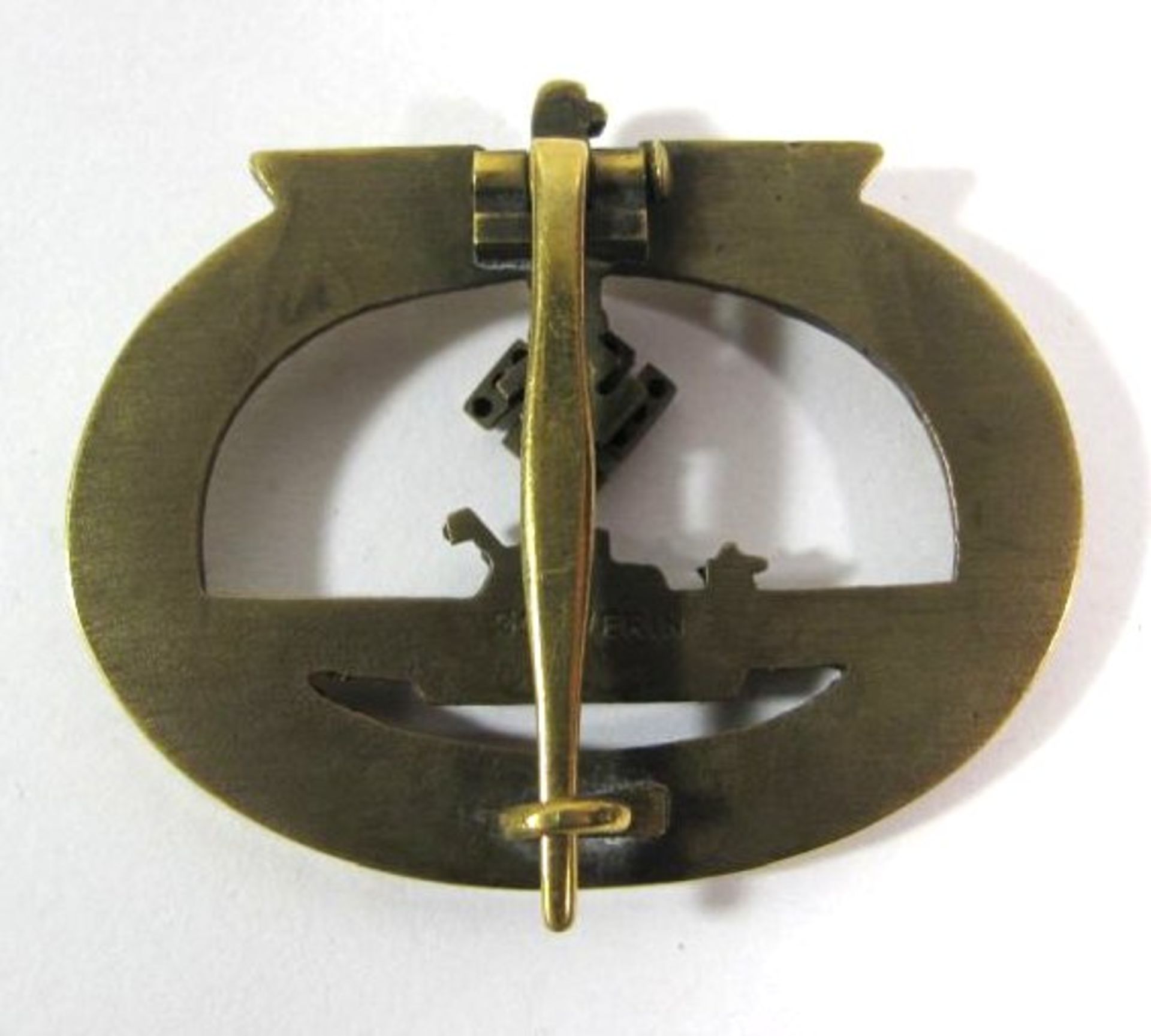 U-Boot Kriegsabzeichen mit Brillanten, Buntmetall/vergoldet mit Simili-Steinen a. d. HK, verso - Bild 2 aus 3