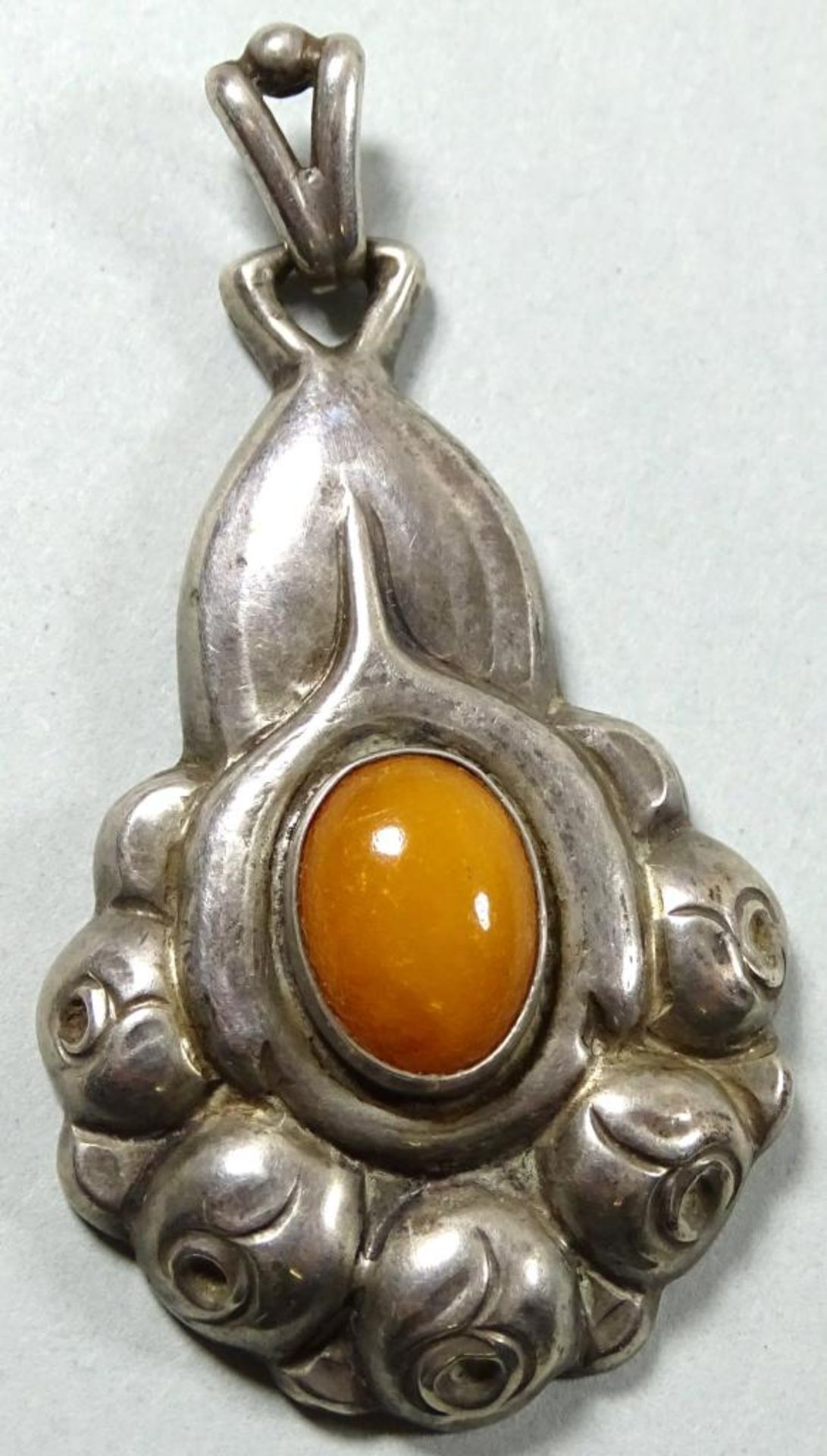 Jugendstil Anhänger,Meisterpunzen,Silber -830-,mittig Butterscotch Bernstein,L- 5,0x3,0cm, 7,4gr