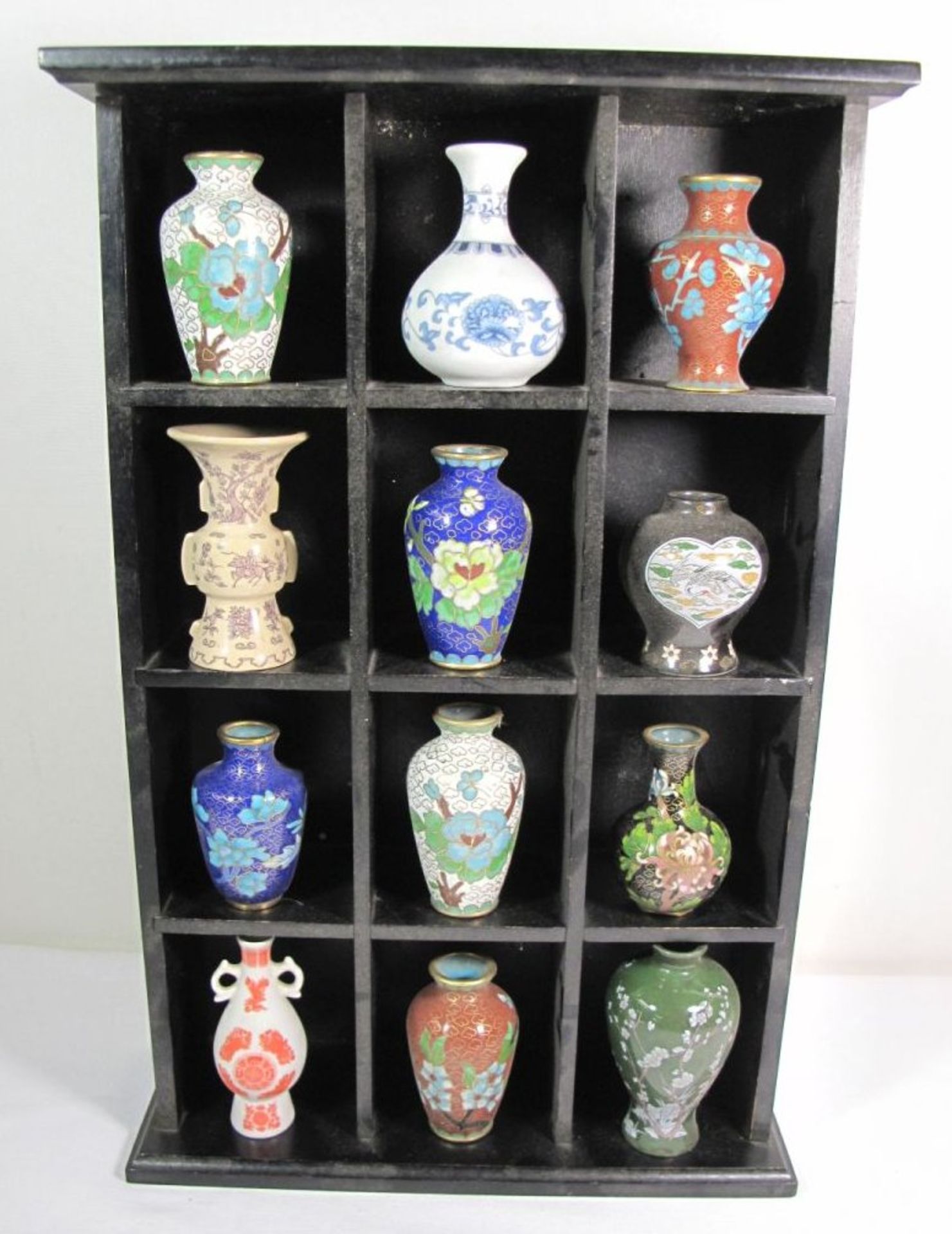 12x div. kl. China-Vasen in Wandregal, Cloisonné und Porzellan, Regal H-40cm B-26cm, größte Vase H-