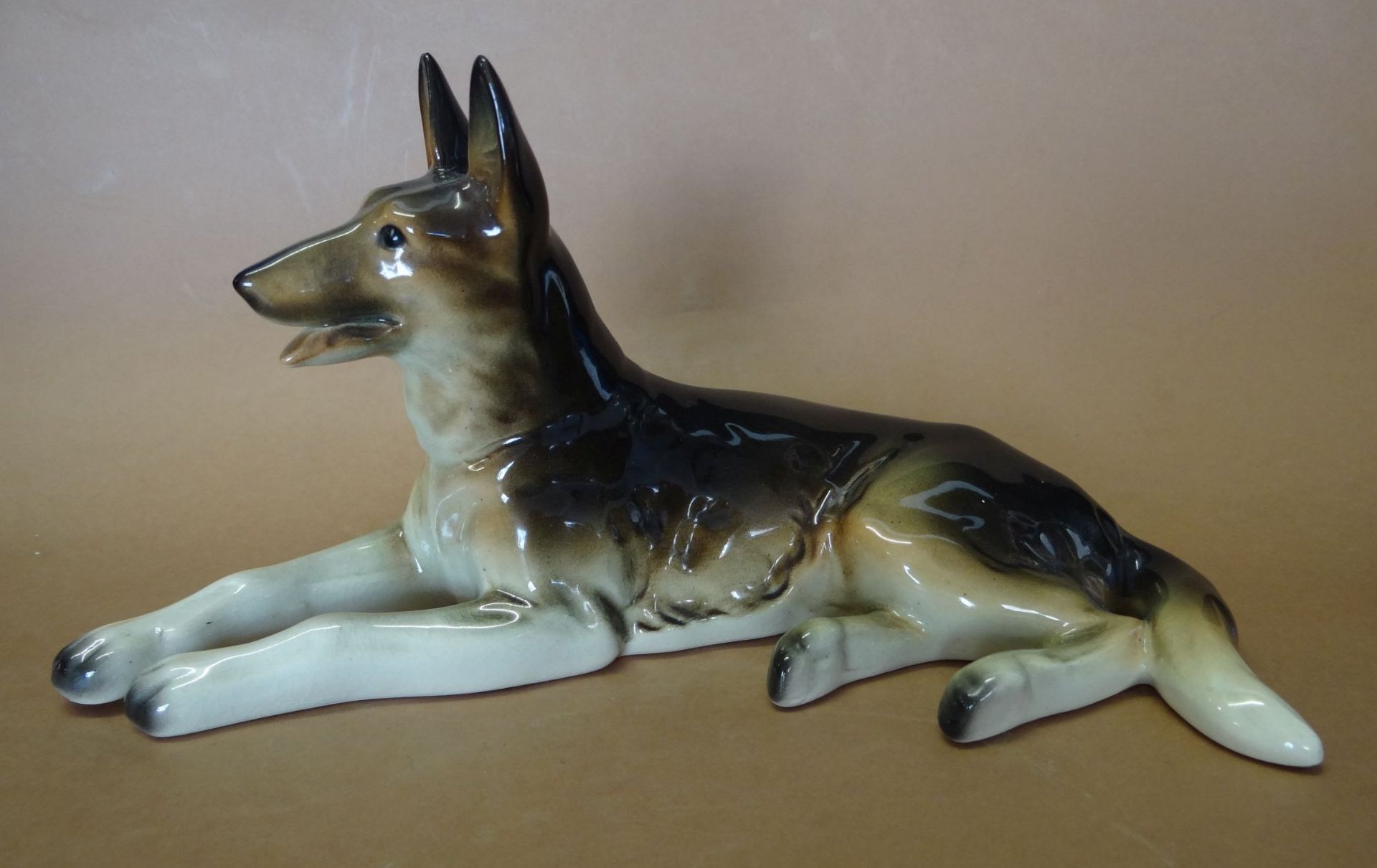 liegender Schäferhund, bemalt, H-13 cm, L-25 c