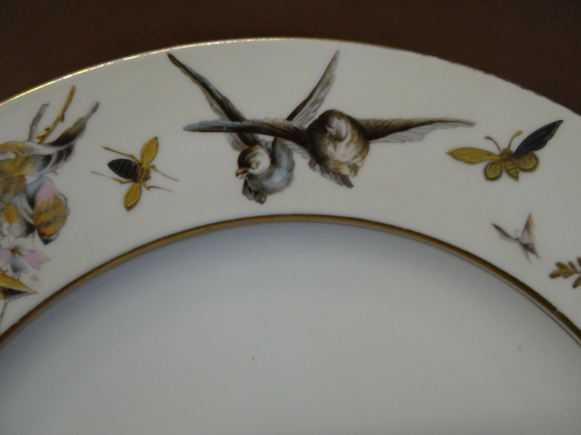 grosse eckige und runde Platte, bemalt mit Insekten Vögeln, Zweige, Goldstaffage, grüne Marke, - Bild 5 aus 10