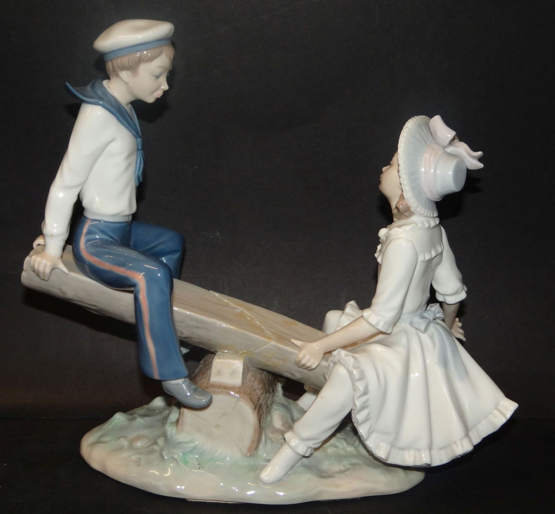 grosse Porzellanfigur "Lladro" Kinder auf der Schaukel, mittig schlecht geklebt, 2 Finger fehlen, - Bild 2 aus 8