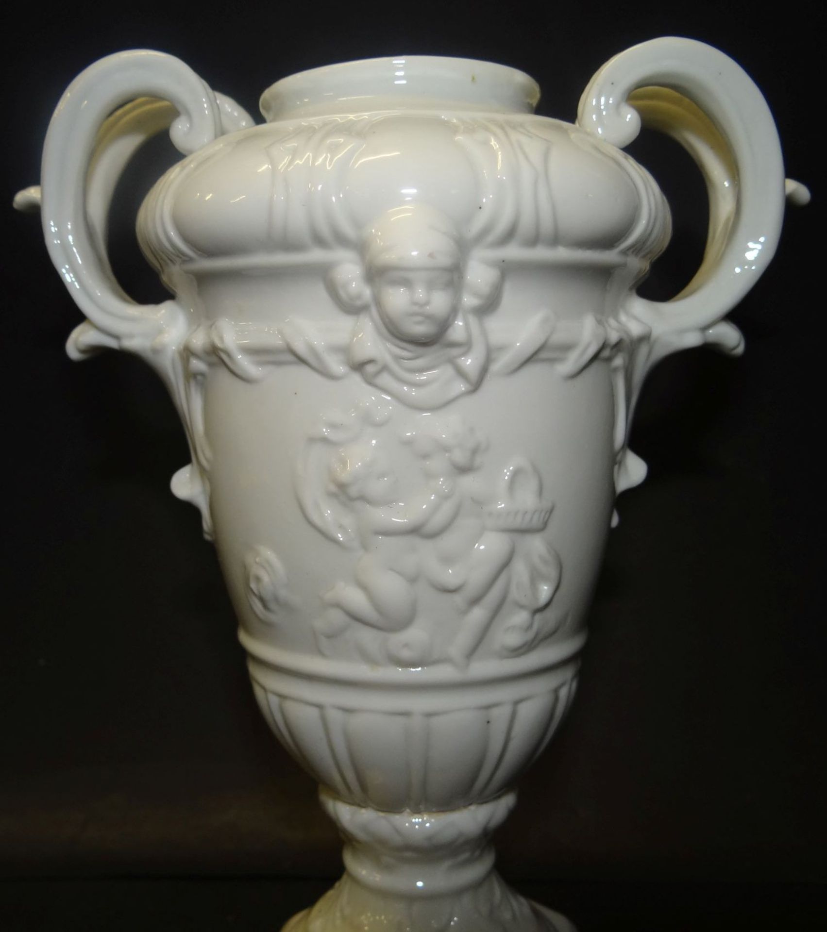 Henkelvase auf Podest, "Fürstenberg" 19. Jhd., weiss, mit Putti-Relief, H-18 c - Bild 4 aus 7