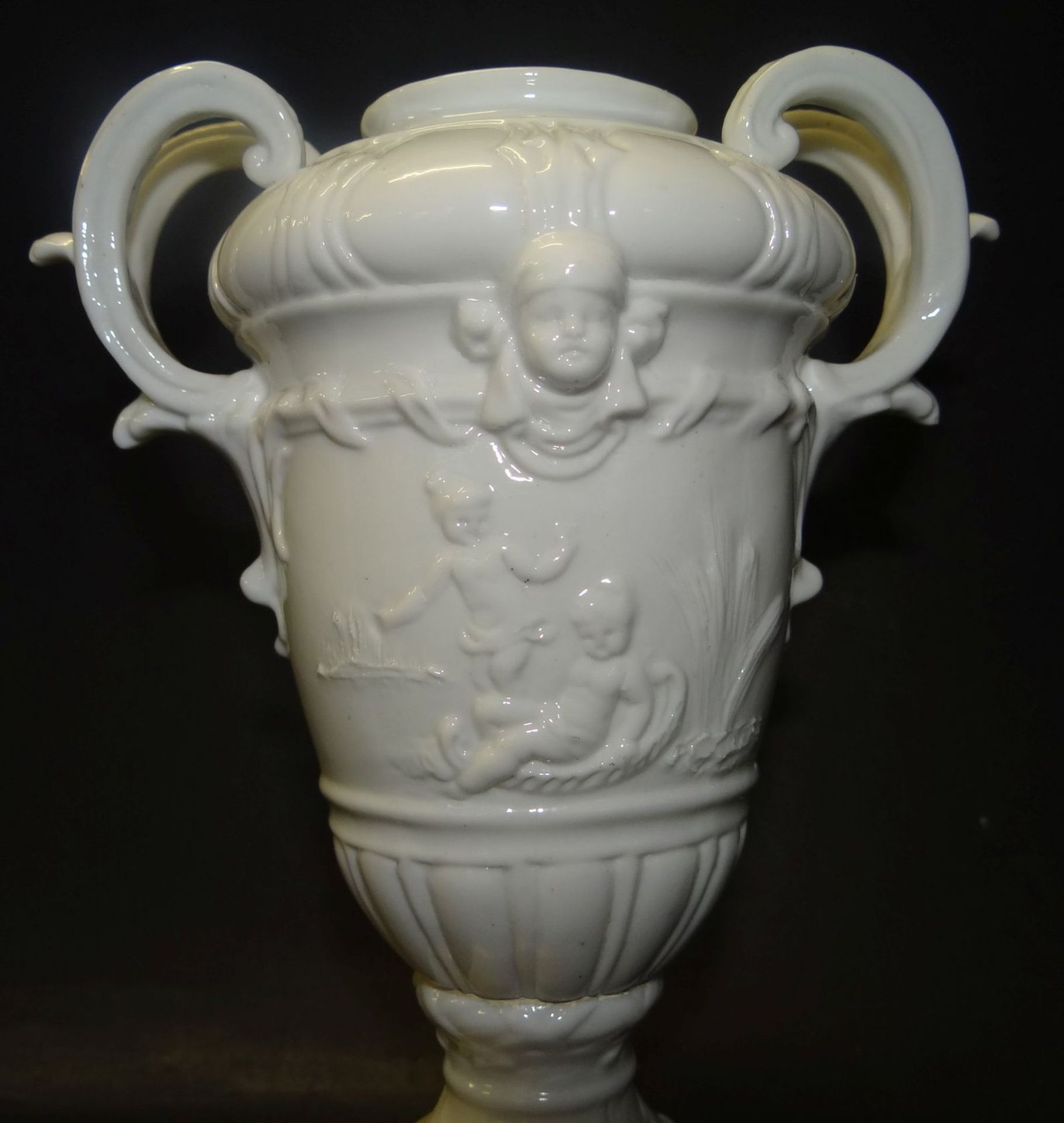 Henkelvase auf Podest, "Fürstenberg" 19. Jhd., weiss, mit Putti-Relief, H-18 c - Bild 5 aus 7