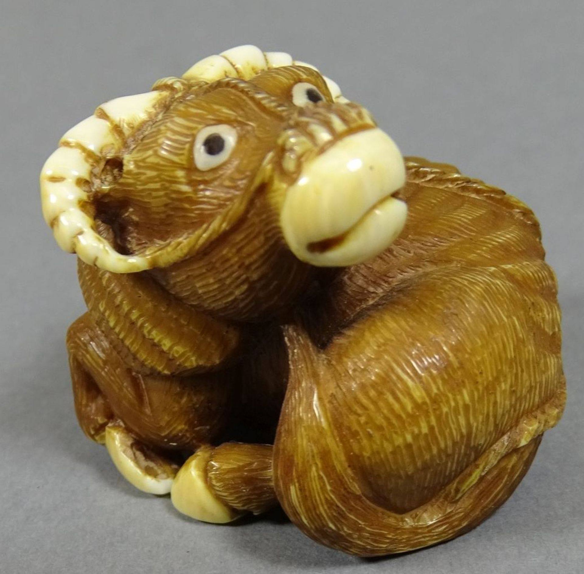 Netsuke, Wasserbüffel, Elfenbeinschnitzerei um 1900, signiert, H-4,5 c - Bild 2 aus 6