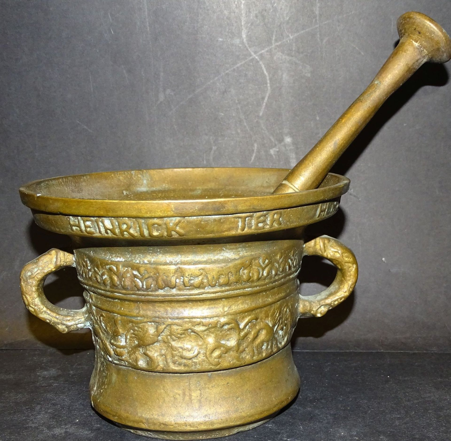 gr. Bronze-Mörser, beschriftet "Henirick ter Hers anno 1683" mit Pistell, H-12,5, D-17,5 c