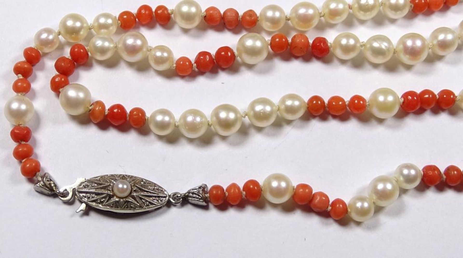 Lange Akoya Zuchtperlen Halskette mit Koralle,Goldschließe 585/000, L- 88cm, Perlen d-3,5-7,1mm,23, - Bild 2 aus 3