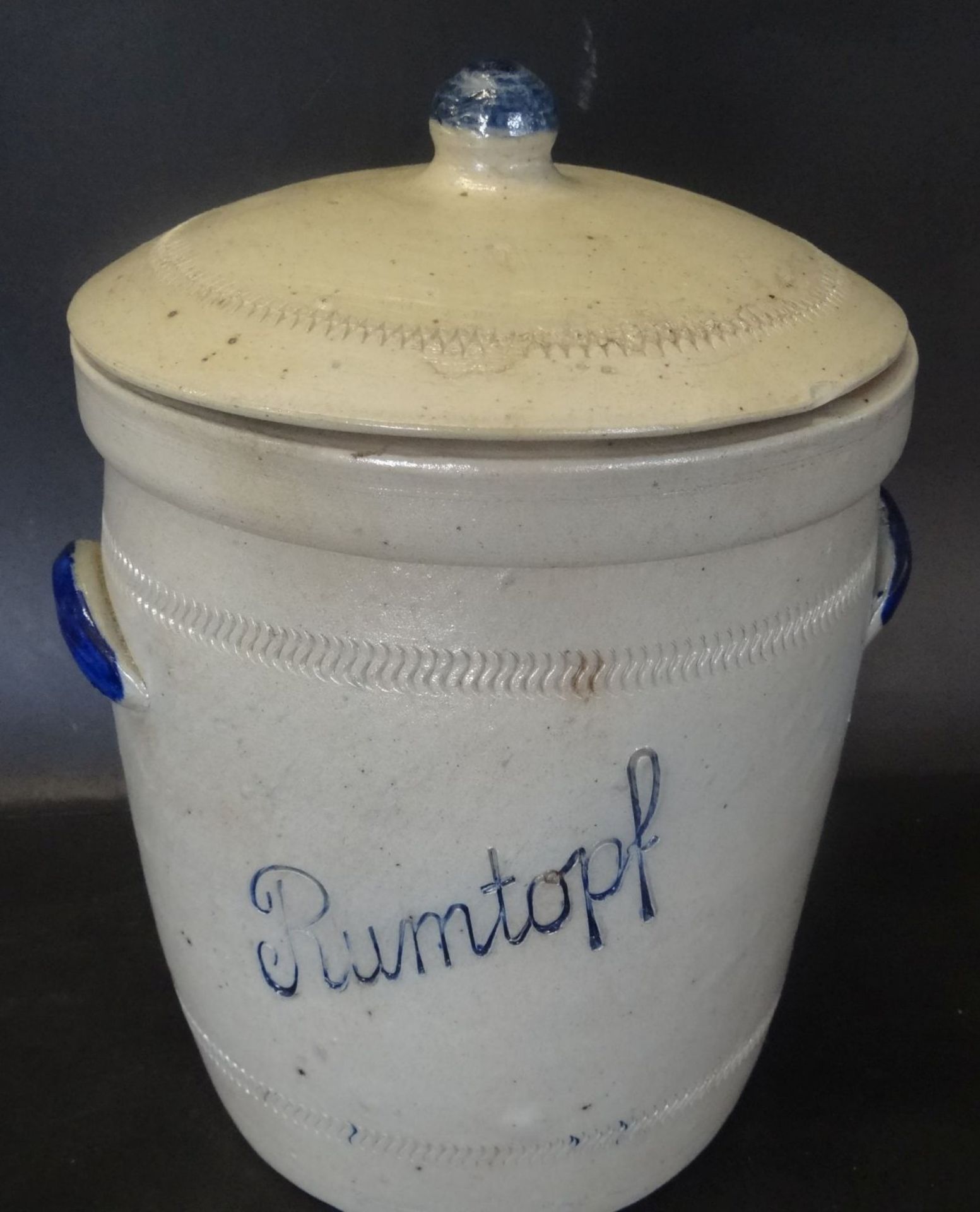 grosser Rumtopf, graues Steinzeug mit Blaumalerei, Deckelrand kl. Abplatzer, H-29 cm, um 1900 - Bild 2 aus 7