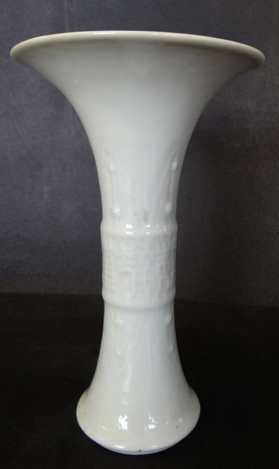 kl. Trichtervase, wohl China, in Boden Palmwedel als Herstellerzeichen, Alter?, H-15 cm