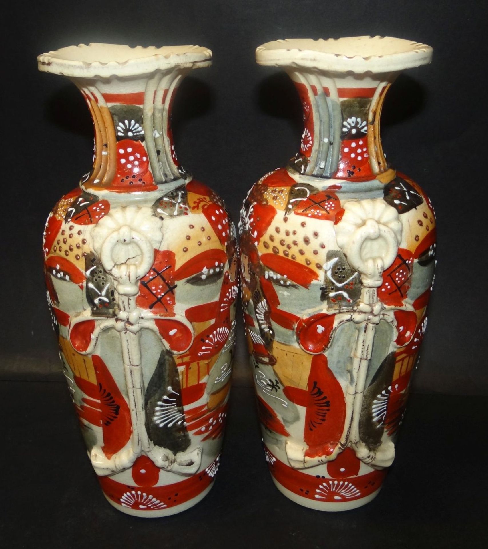 Paar China-Vasen, seitl. Reliefdekor, bemalt, H-25 cm - Bild 2 aus 4