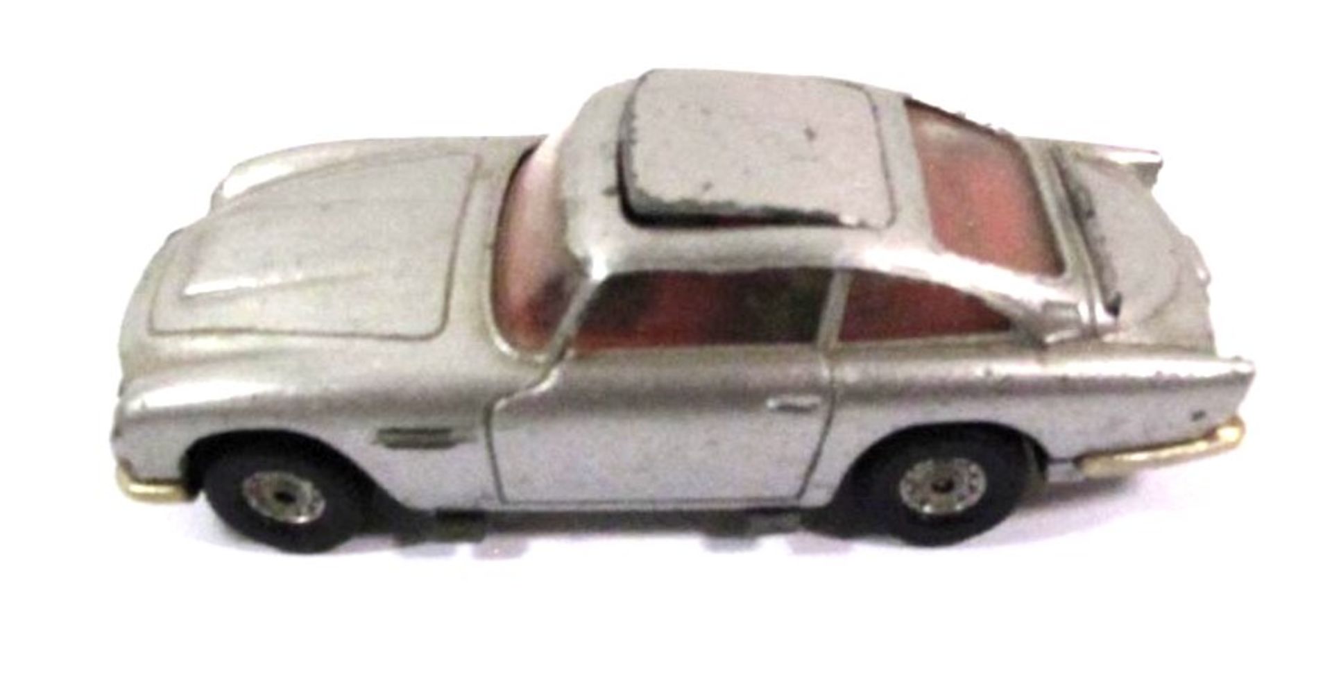 007 Aston Martin von Corgi sowie Mercedes von Lesney, bespielte Erhaltung, L-12,5cm und 7cm.