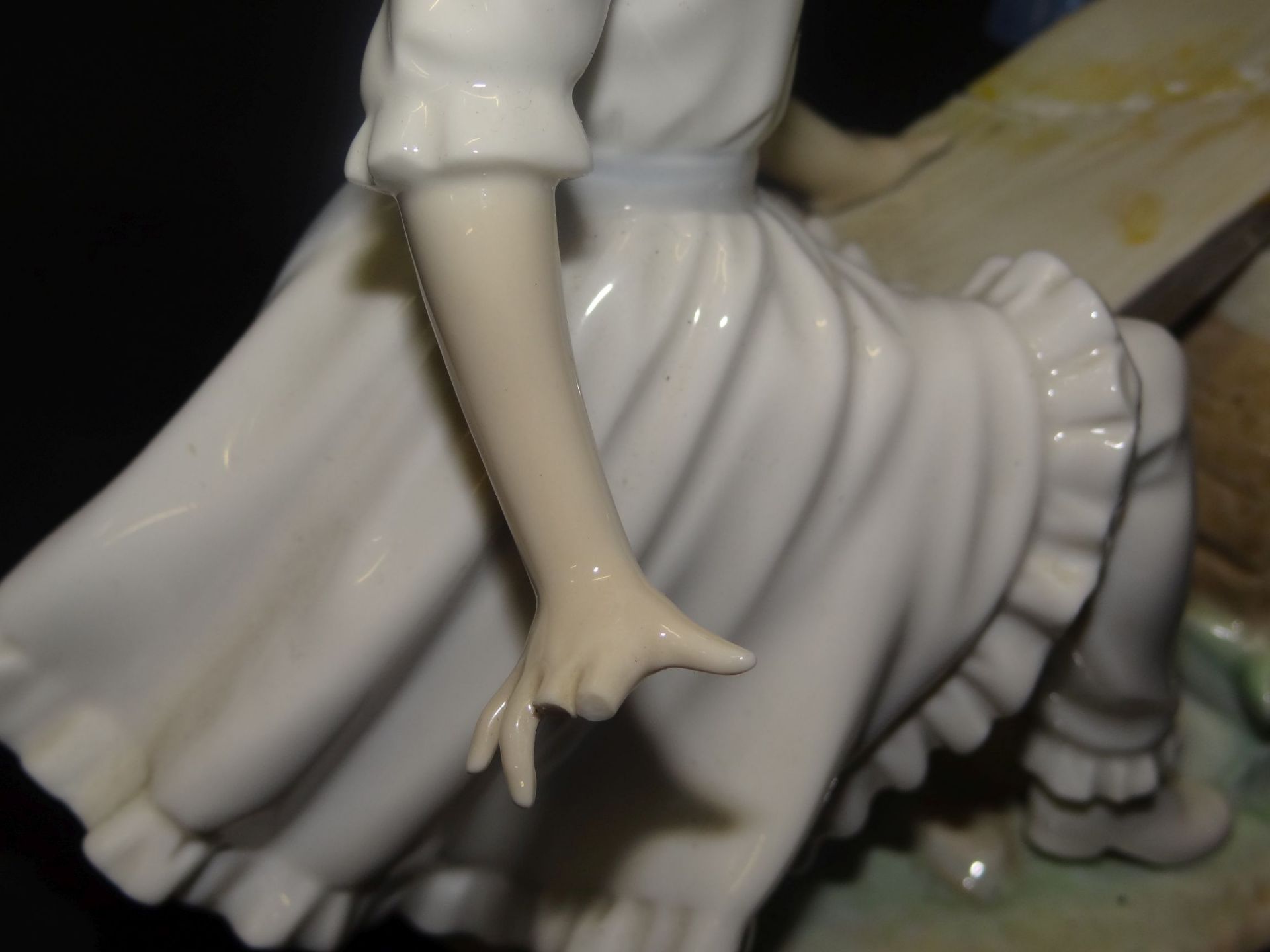 grosse Porzellanfigur "Lladro" Kinder auf der Schaukel, mittig schlecht geklebt, 2 Finger fehlen, - Bild 5 aus 8