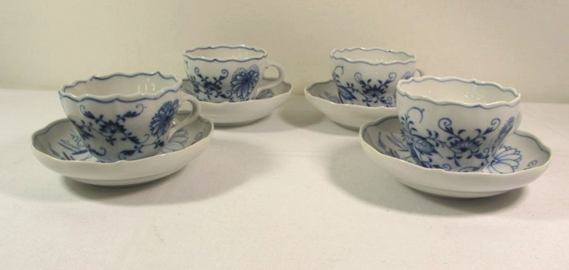 4x Tassen mit U.T., Zwiebelmuster, Meissen, Schwertermarke, 1x Tasse Stadt Meissen.