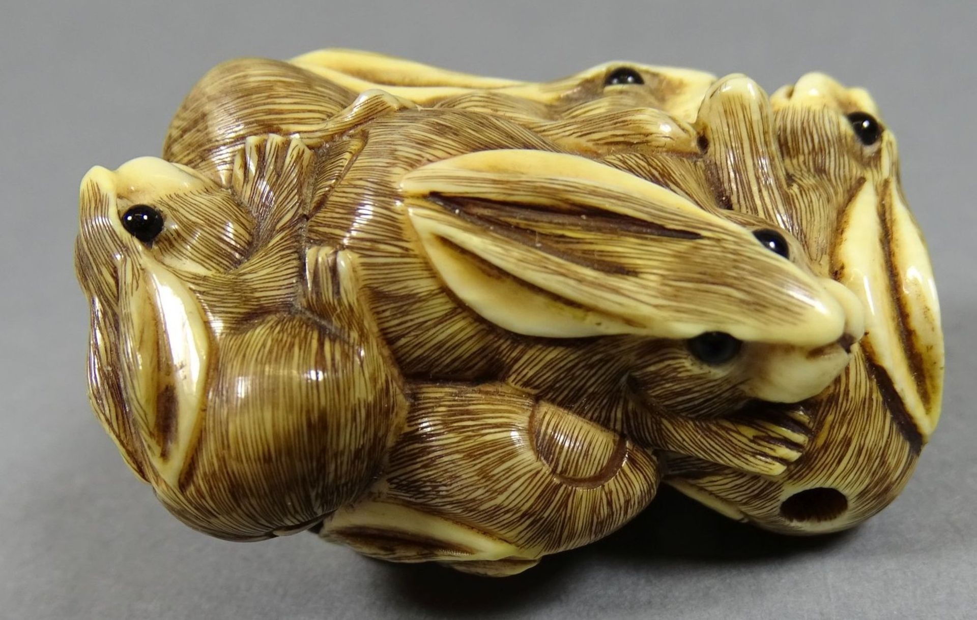 Netsuke, viele Hasen, Elfenbeinschnitzerei signiert, 19.Jhd, L-4,2 cm - Bild 2 aus 7