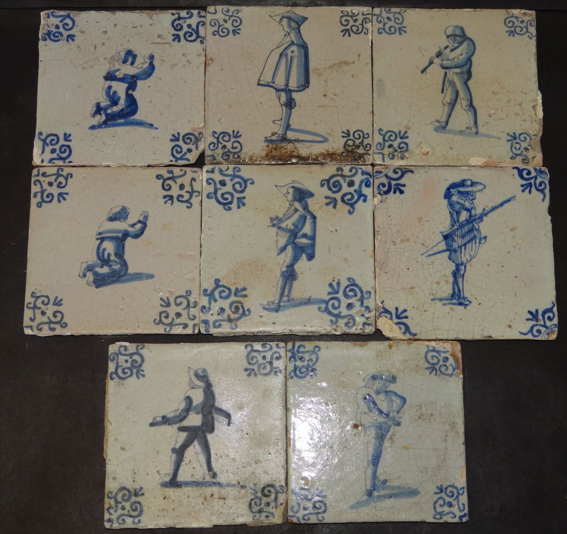 8x alte Fliesen mit Blaumalerei, Landsknecht-Darstellungen, Alters-u. Gebrauchsspuren, Abplatzer