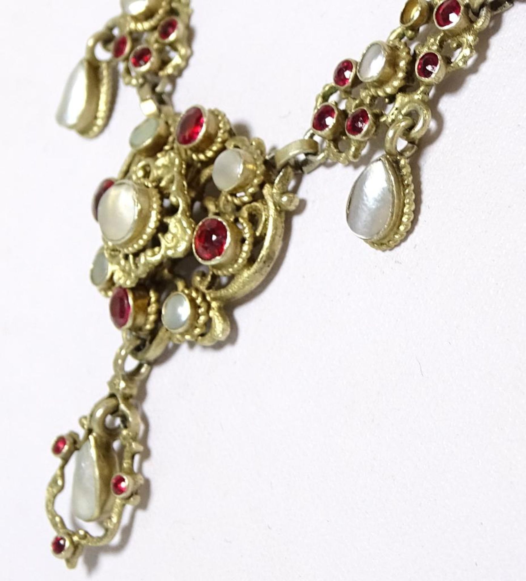 Antikes Collier, 18 Jhd.,Silber Vermeil, besetzt mit zahlreichen Rubinen und Perlmutt oder - Bild 4 aus 6