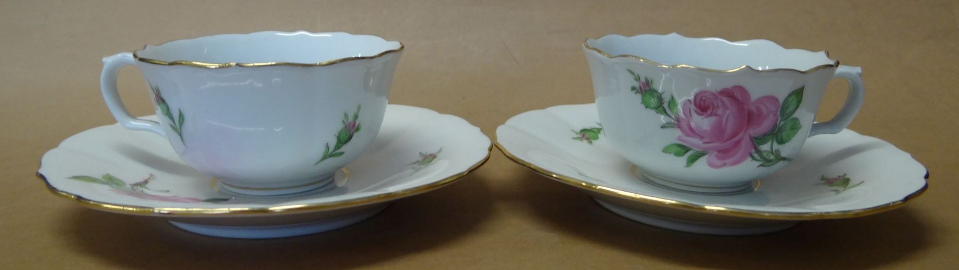 2x Moccatassen mit U.T. Meissen, Schwertermarke durchschliffen, rote Rose,