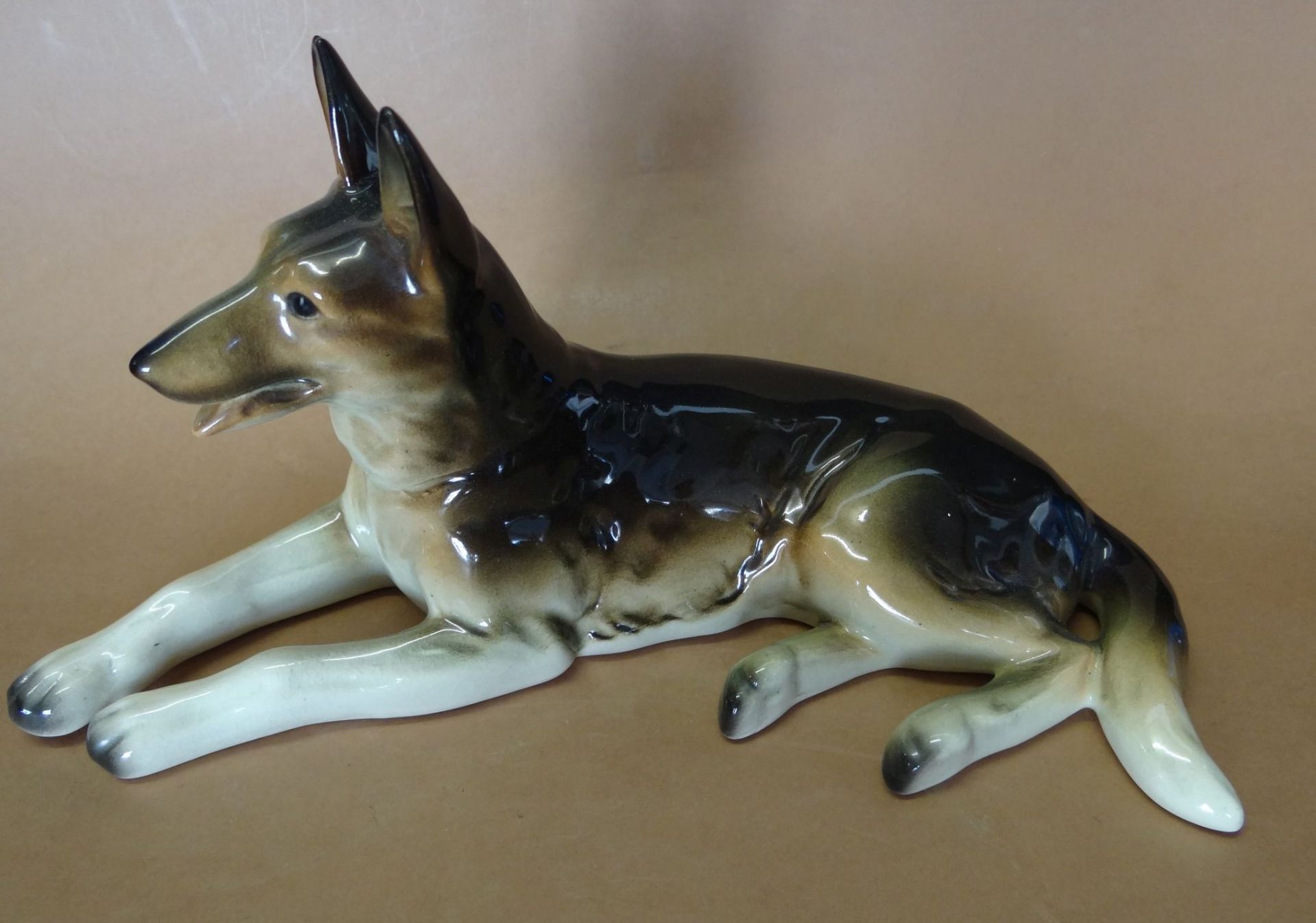 liegender Schäferhund, bemalt, H-13 cm, L-25 c - Bild 2 aus 4