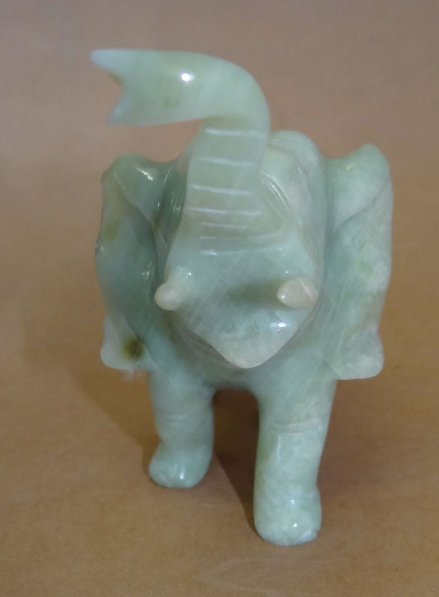 Jade Elefant mit erhobenmen Rüssel, h-8 c - Bild 3 aus 5