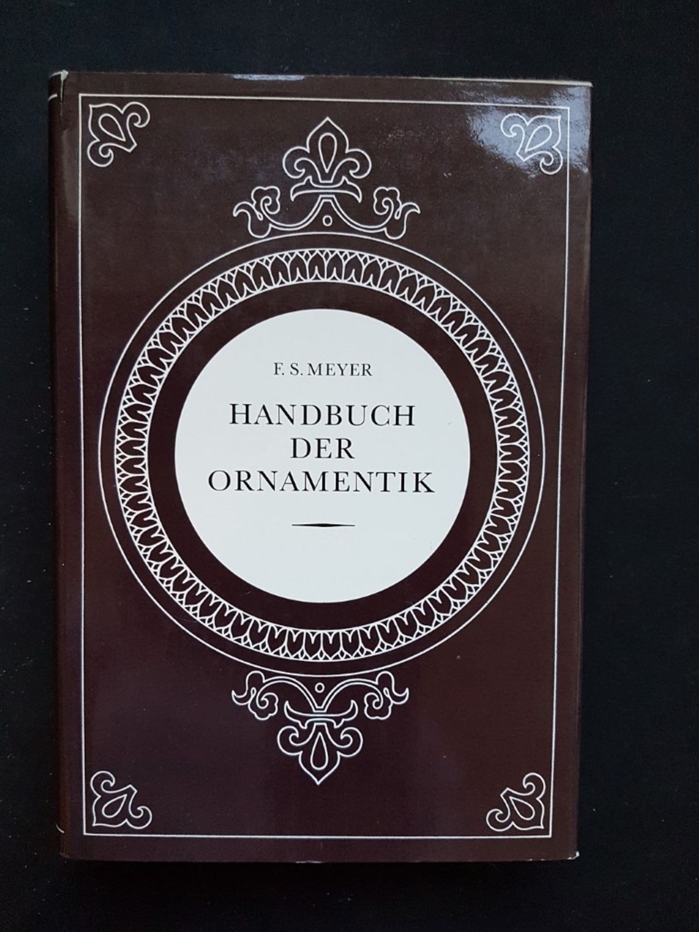 ``Handbuch der Ornamentik``, F.S. Meyer, 3. Auflage 1990, mit 620 Seiten